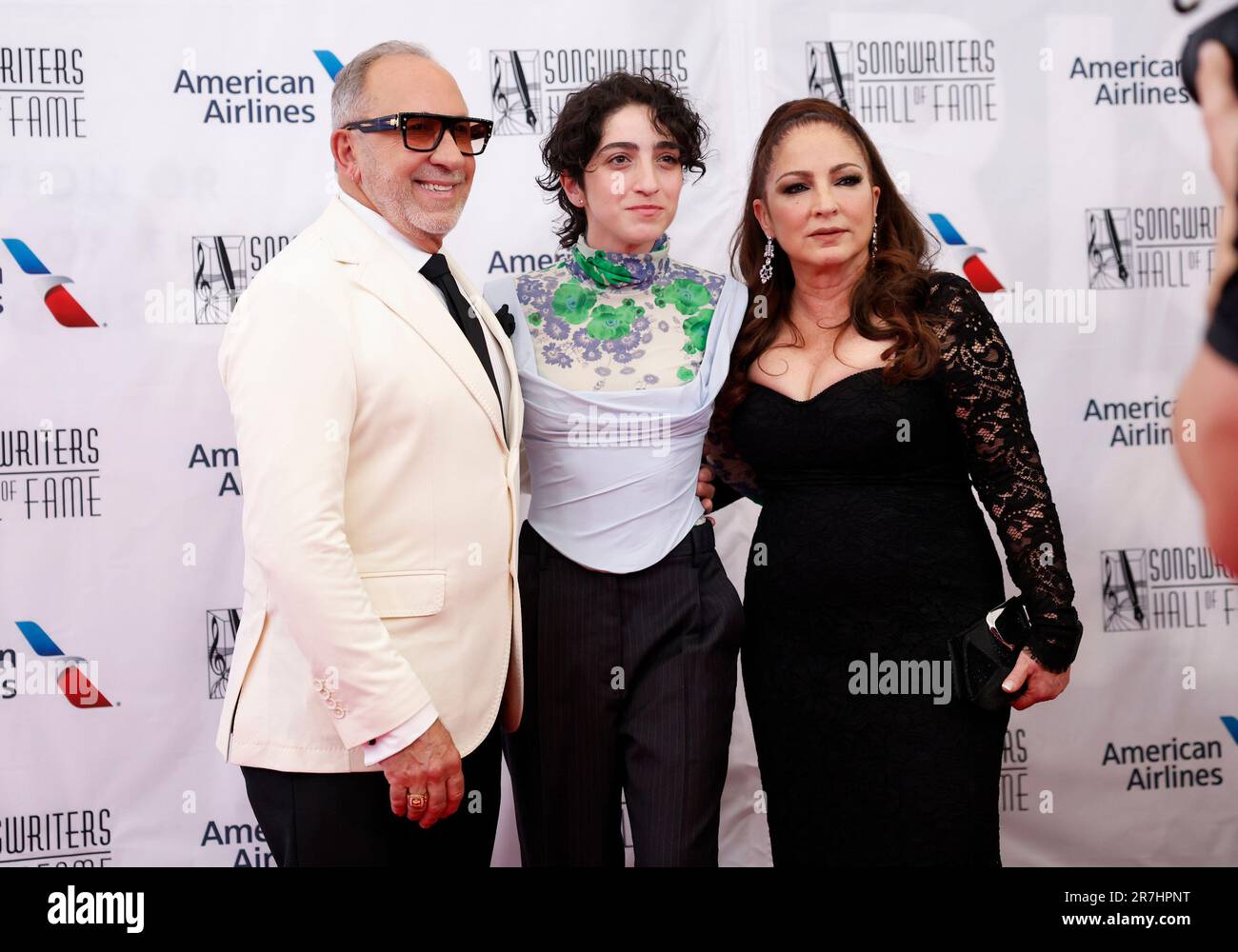 New York, Stati Uniti. 15th giugno, 2023. Emilio Estefan, Emily Estefan e Gloria Estefan arrivano sul tappeto rosso al Gala 2023 della Songwriters Hall of Fame Induction and Awards al New York Marriott Marquis giovedì 15 giugno 2023 a New York City. Foto di John Angelillo/UPI Credit: UPI/Alamy Live News Foto Stock