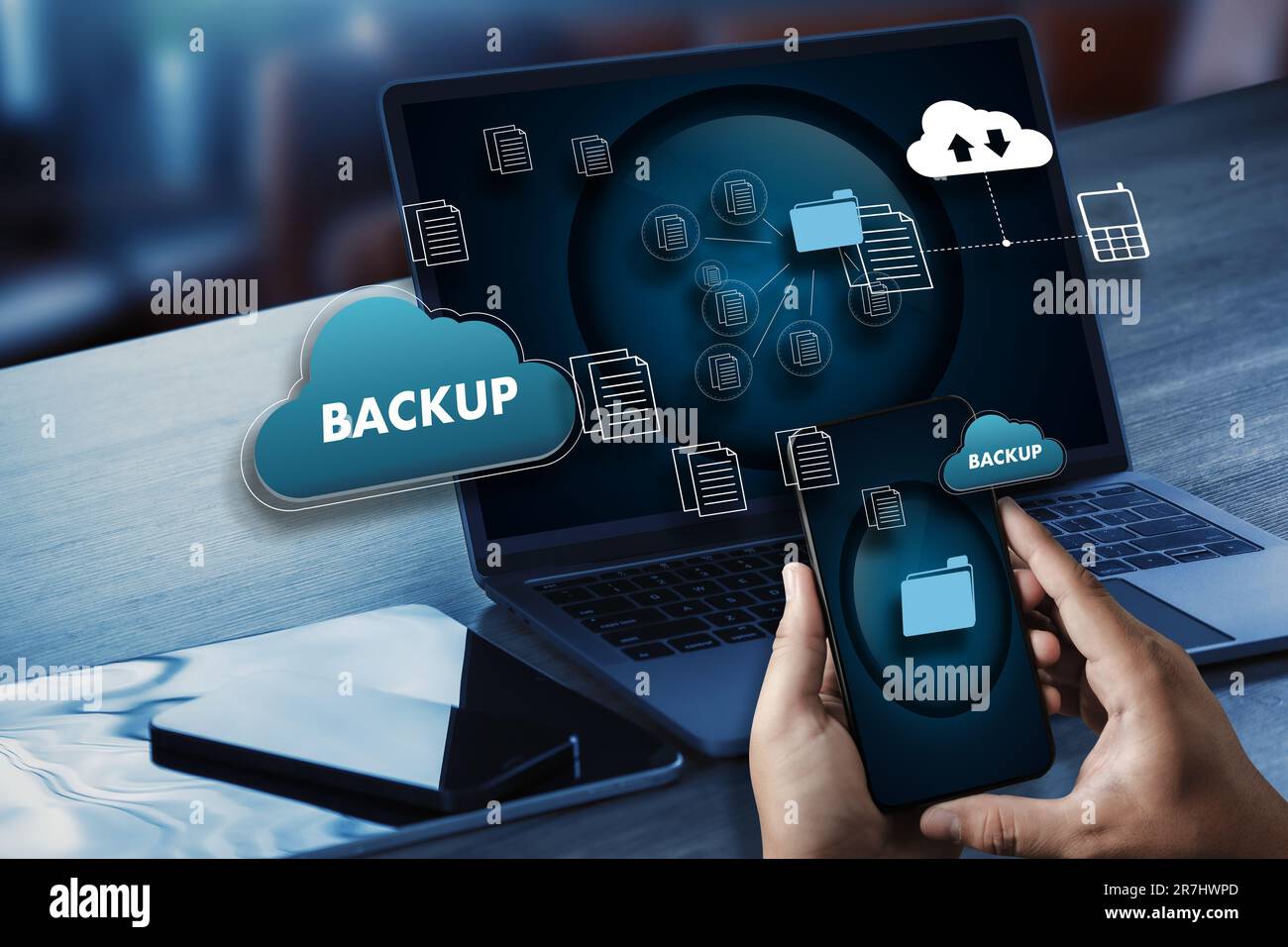 Storage backup download computing dati digitali trasferimento database documenti cloud su laptop comunicazione concetto trasferimento download condivisione multimed Foto Stock