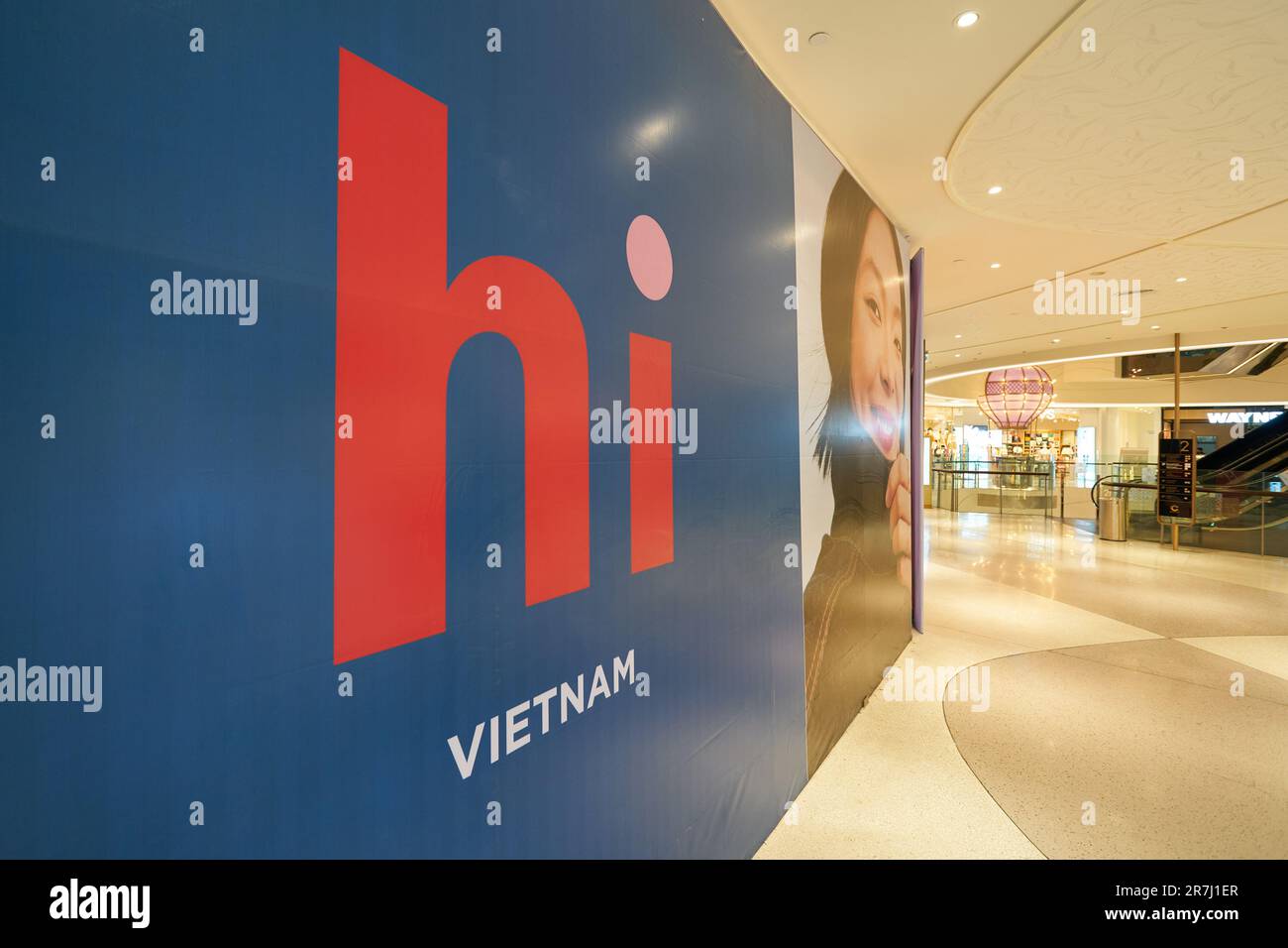 HO chi MINH CITTÀ, VIETNAM - CIRCA MARZO, 2023: hi segno visto sul poster in Crescent Mall. Foto Stock