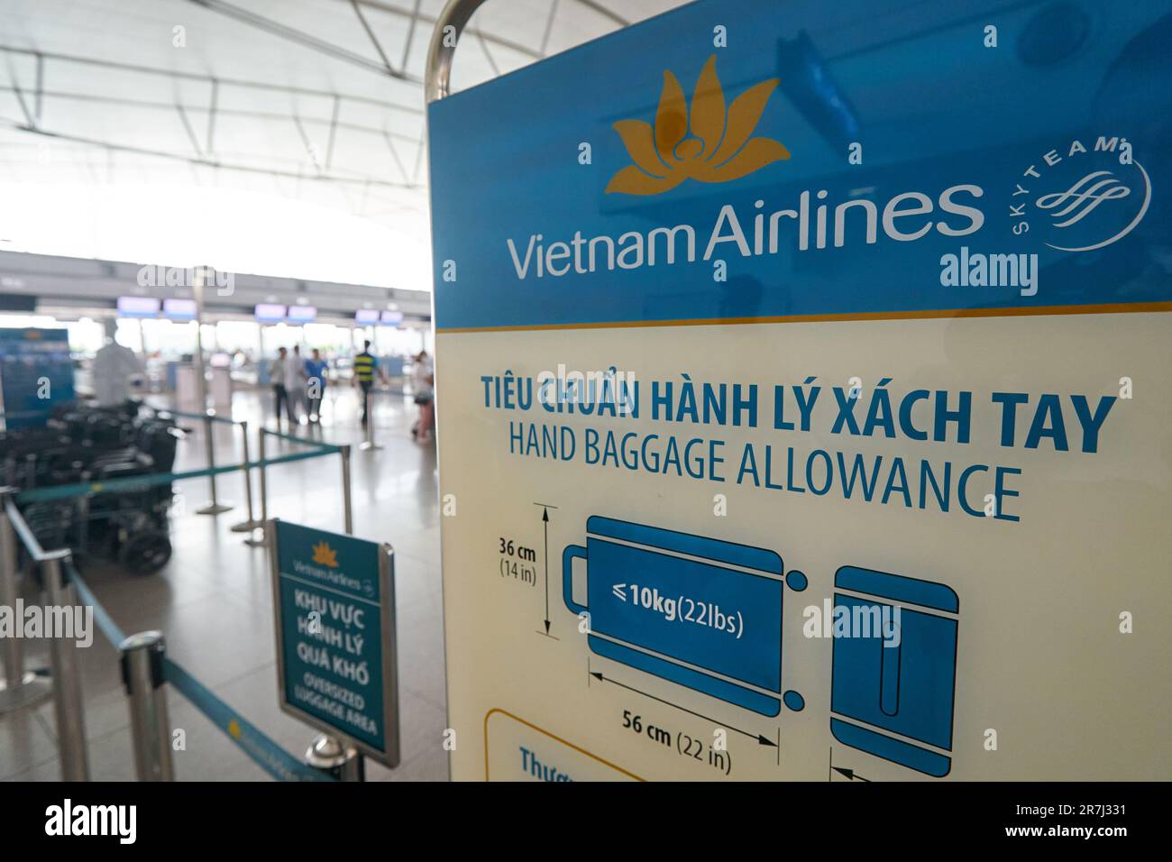 HO chi MINH CITY, VIETNAM - CIRCA MARZO 2023: Vietnam Airlines informazioni sulla franchigia bagaglio a mano stand visto al check-in zona a Tan Son Nhat interna Foto Stock