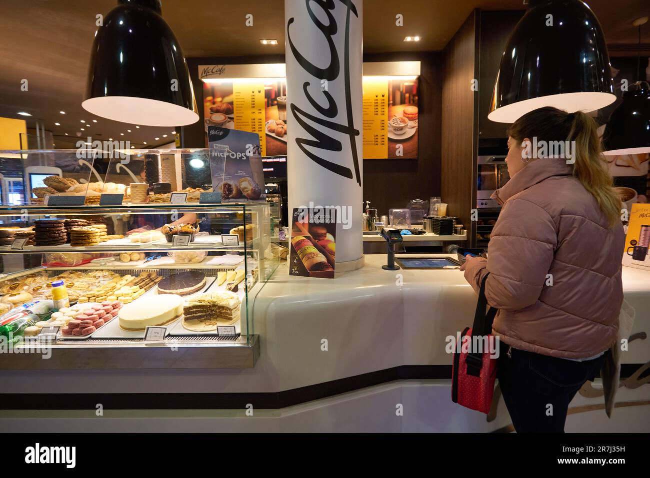MADRID, SPAGNA - CIRCA GENNAIO 2020: McCafe area vendite al McDonald's di Madrid. Foto Stock