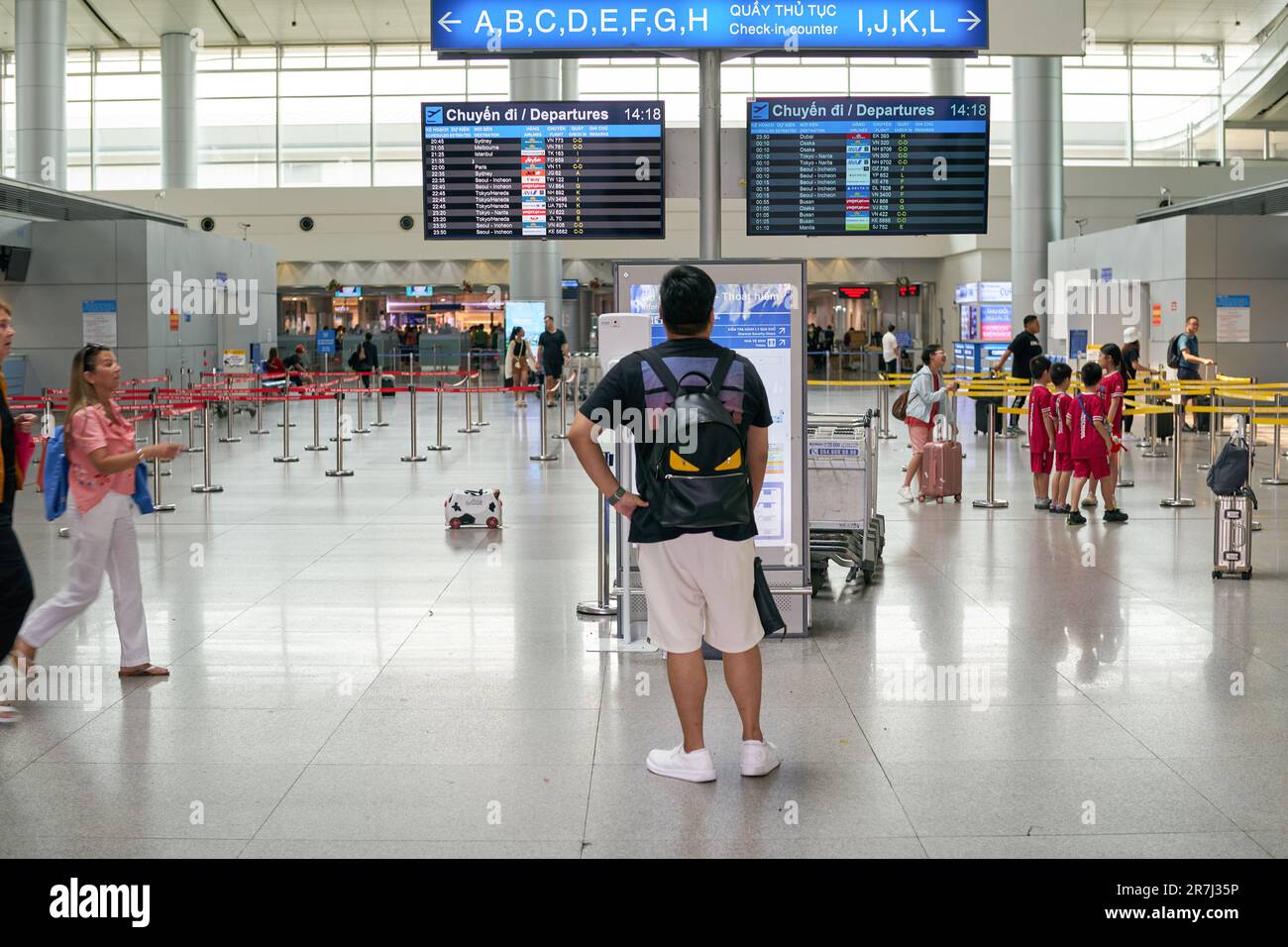 HO chi MINH CITY, VIETNAM - CIRCA MARZO, 2023: Sistema di visualizzazione delle informazioni di volo visto al check-in zona a Tan Son Nhat International Airport. Foto Stock