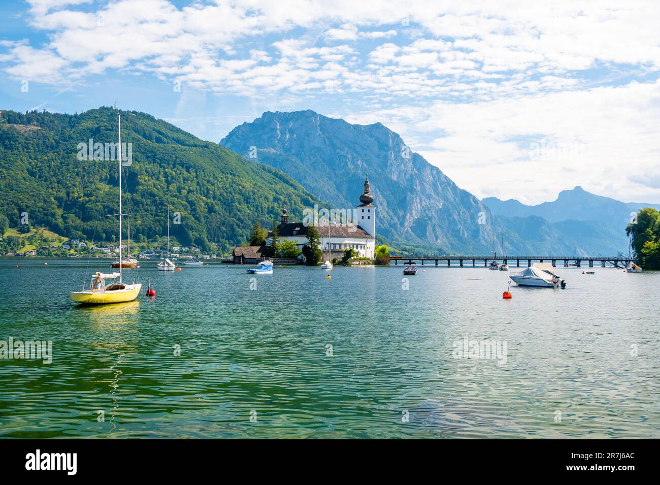 Schloss Ort castello vicino Traunsee, Austria. Vista sull'antico castello con lungo ponte sul lago. Famosa destinazione turistica. Foto Stock