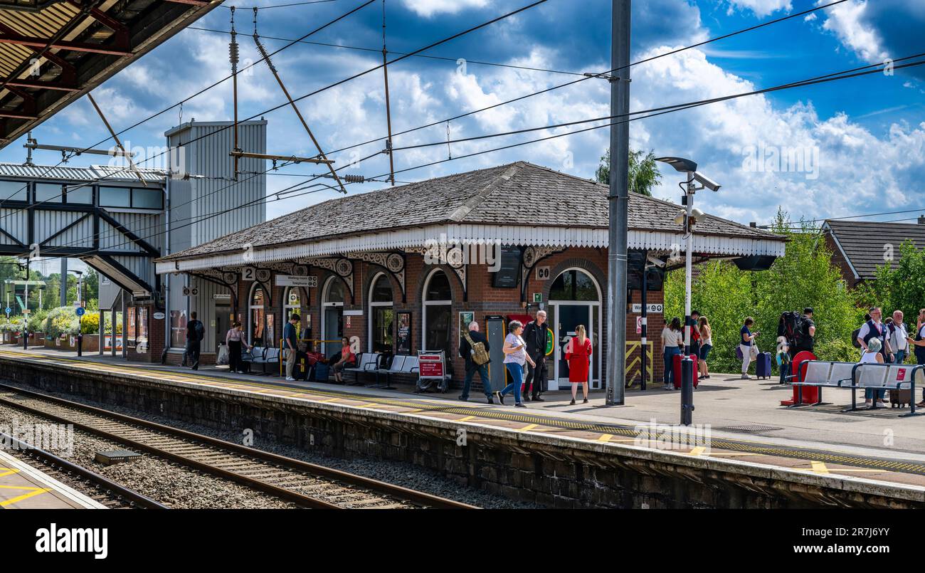 Stazione ferroviaria, Grantham, Lincolnshire, Regno Unito – passeggeri e persone che viaggiano in attesa di un treno alla stazione ferroviaria in un soleggiato pomeriggio estivo Foto Stock