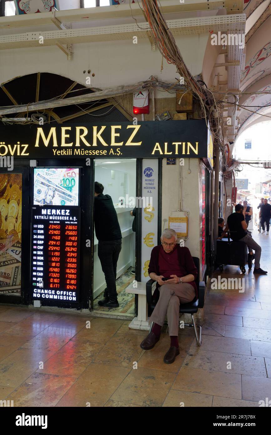 Negozio di cambio valuta all'interno del Grand Bazaar, Istanbul, Turchia Foto Stock