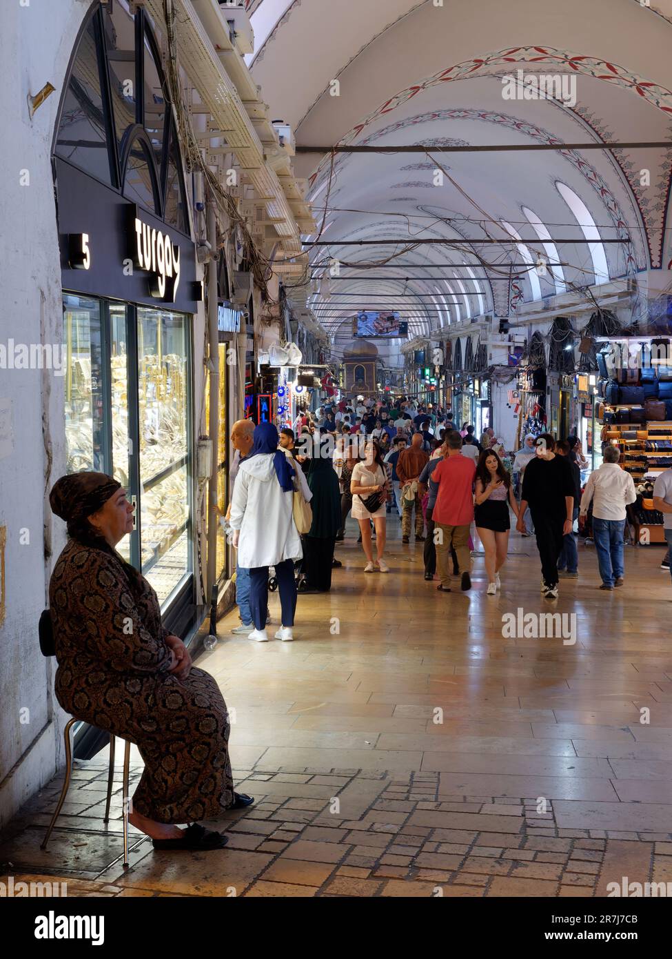 Lady siede su una sedia all'interno del Grand Bazaar, Istanbul, Turchia Foto Stock