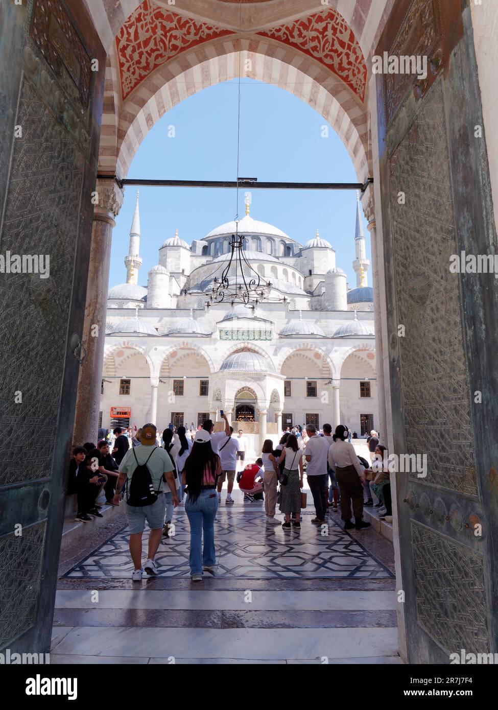 I turisti all'ingresso della moschea Sultan Ahmed, nota anche come Moschea Blu, a Istanbul, Turchia Foto Stock