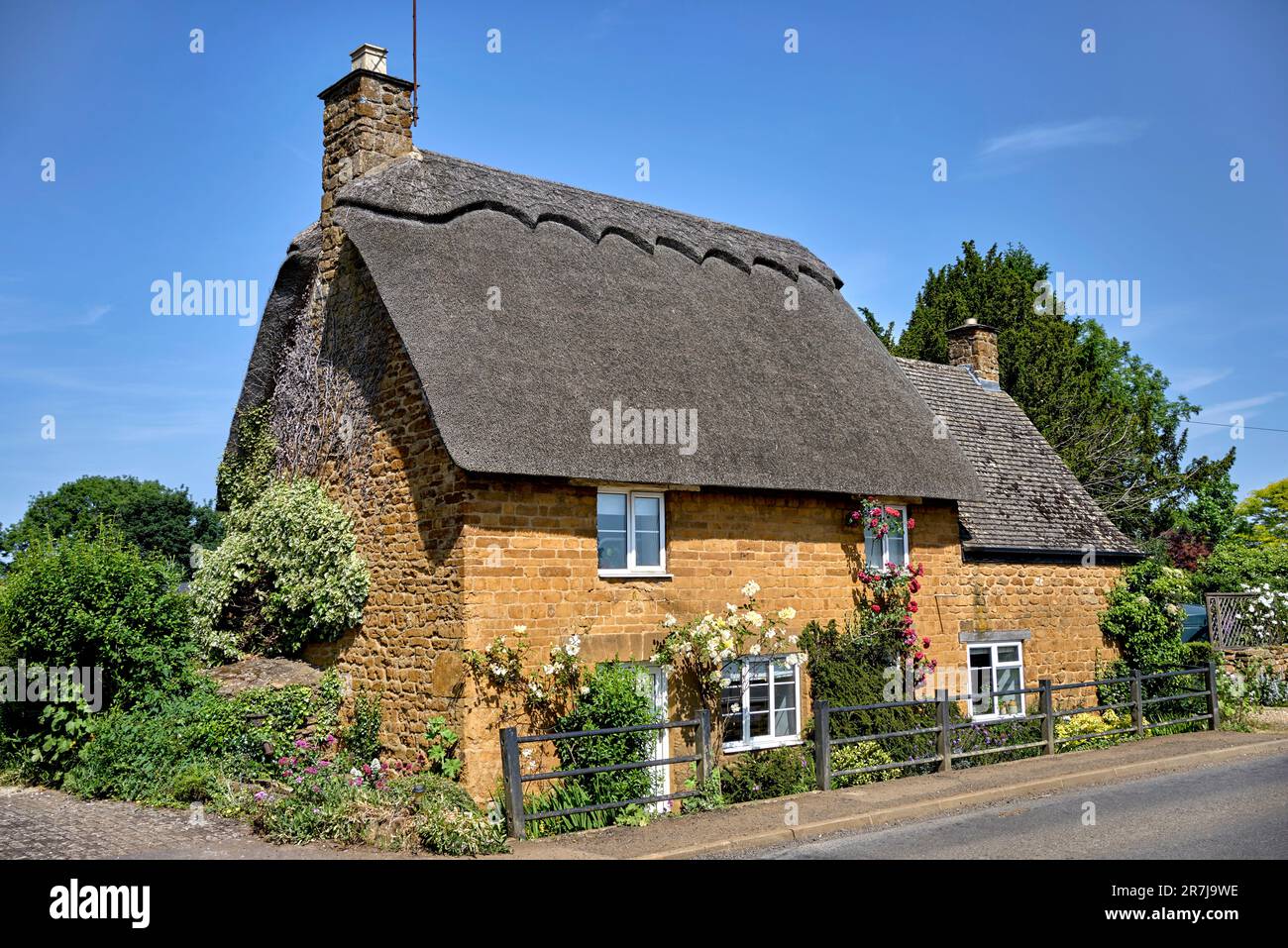 Cottage con tetto in paglia UK.pittoresco cottage tradizionale con tetto in paglia esterno in un ambiente rurale inglese. Wroxton St Mary Banbury Oxfordshire Inghilterra Foto Stock