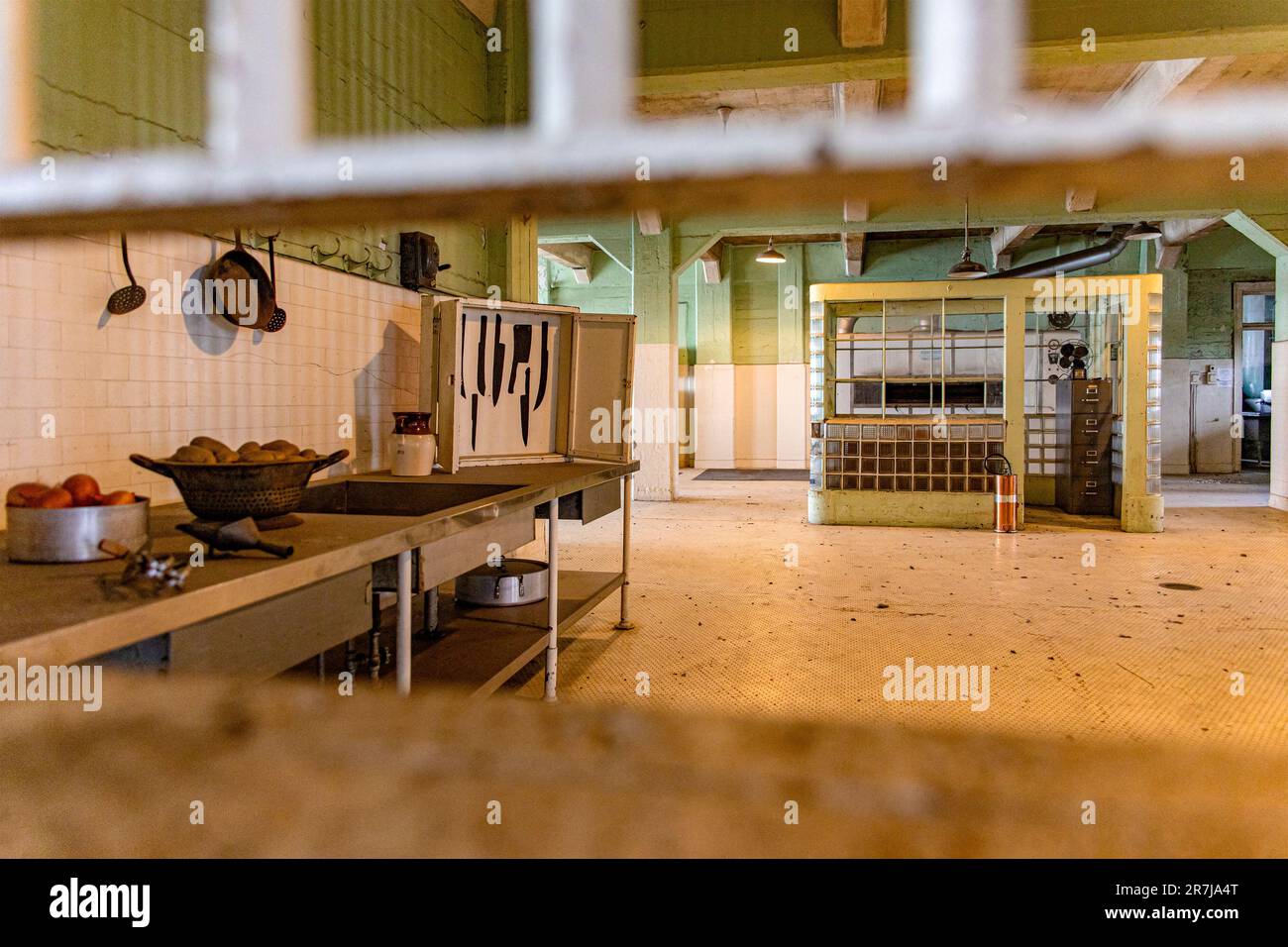 Cucina con il suo punto di controllo di sicurezza della prigione federale di massima sicurezza di Alcatraz, situato su un'isola nel mezzo della baia di San Francisc Foto Stock