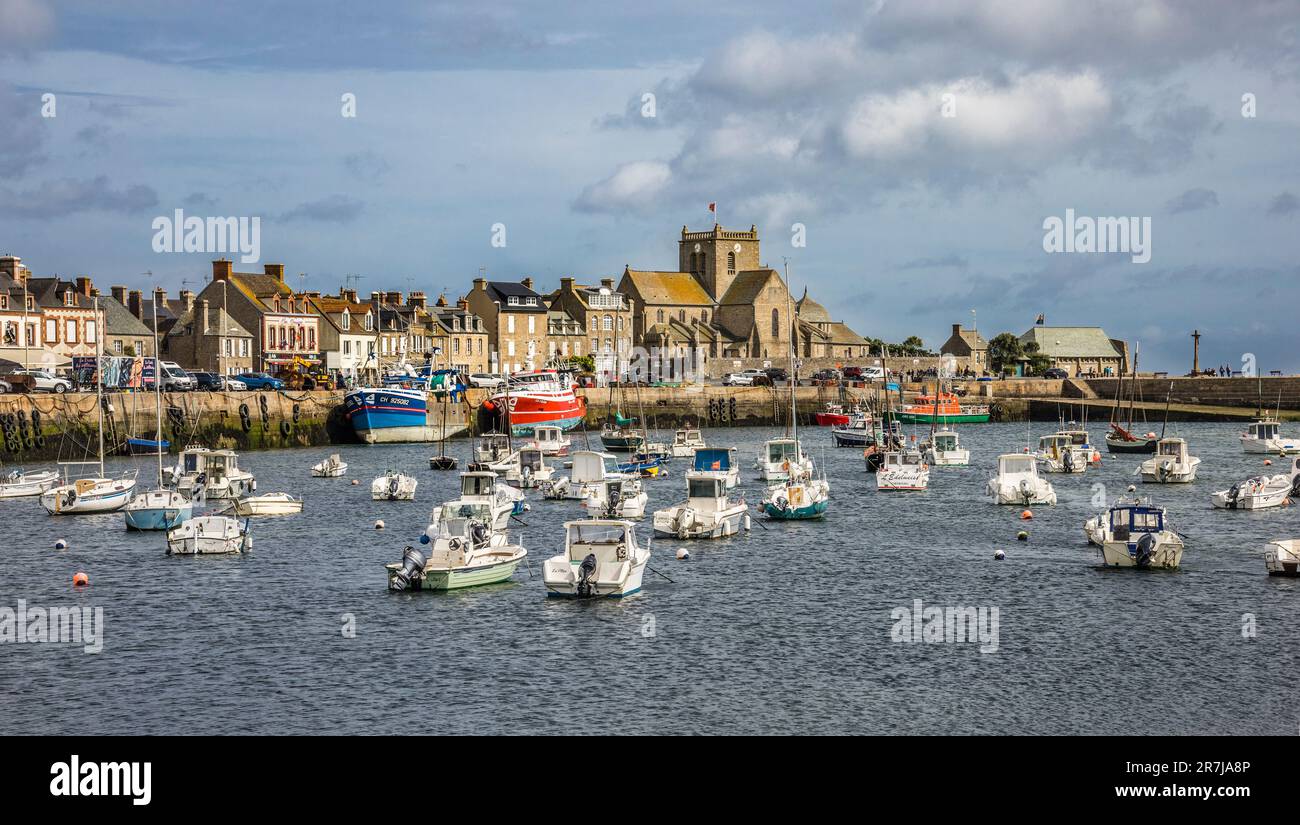 porto del villaggio di pescatori di Pituresque di Barfleur sulla penisola del Cotentin con vista dell'antica chiesa di Nicolas de Barfleur, dipartimento della Manica, Foto Stock