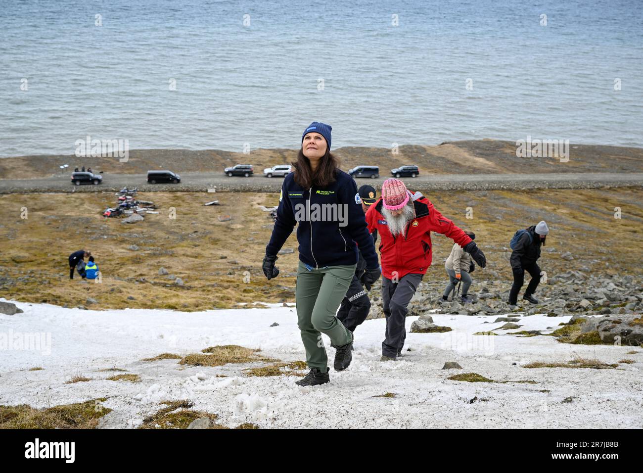 Crown Princess Victoria in un'escursione a Bjørndalen con Kim Holmén, Norwegian Polar Institute, a Svalbard il 15 giugno 2023. Foto: Anders Wiklund/TT/code 10040 Credit: TT News Agency/Alamy Live News Foto Stock