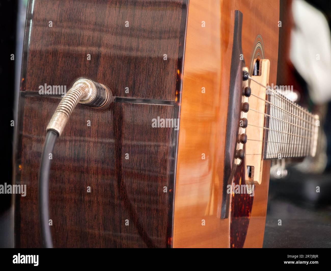 primo piano del jack per chitarra acustica per pickup , con cavo, messa a fuoco selettiva Foto Stock