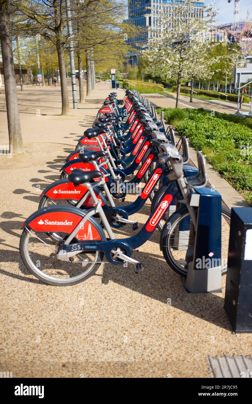 Profondità di campo limitata con noleggio biciclette parcheggiate a Stratford London Foto Stock