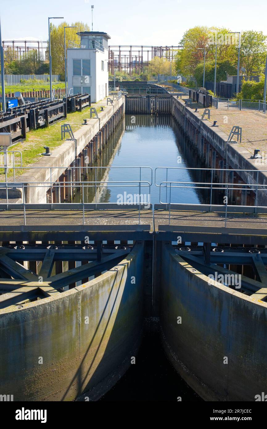 Il moderno e grande Three Mills Lock sul fiume Lee a Londra Foto Stock