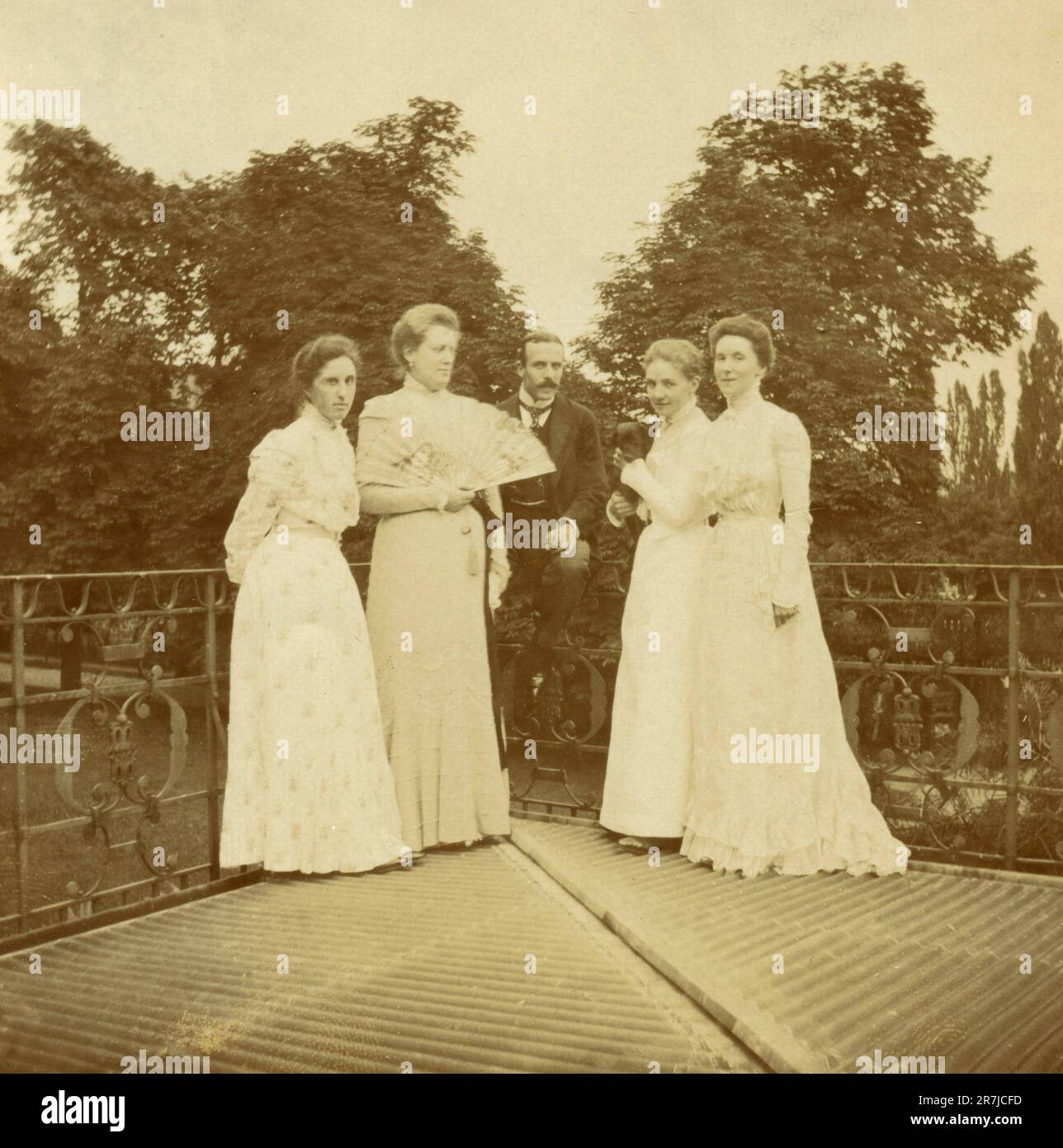 Uomo con quattro donne vestito con abiti lunghi bianchi, Italia 1910s Foto Stock