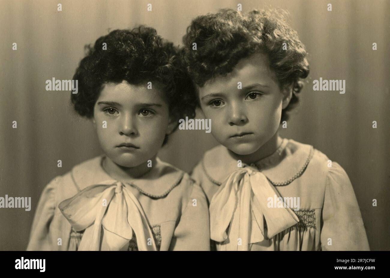 Due bambine vestite allo stesso modo e con lo stesso parrucchiere, Italia 1960s Foto Stock