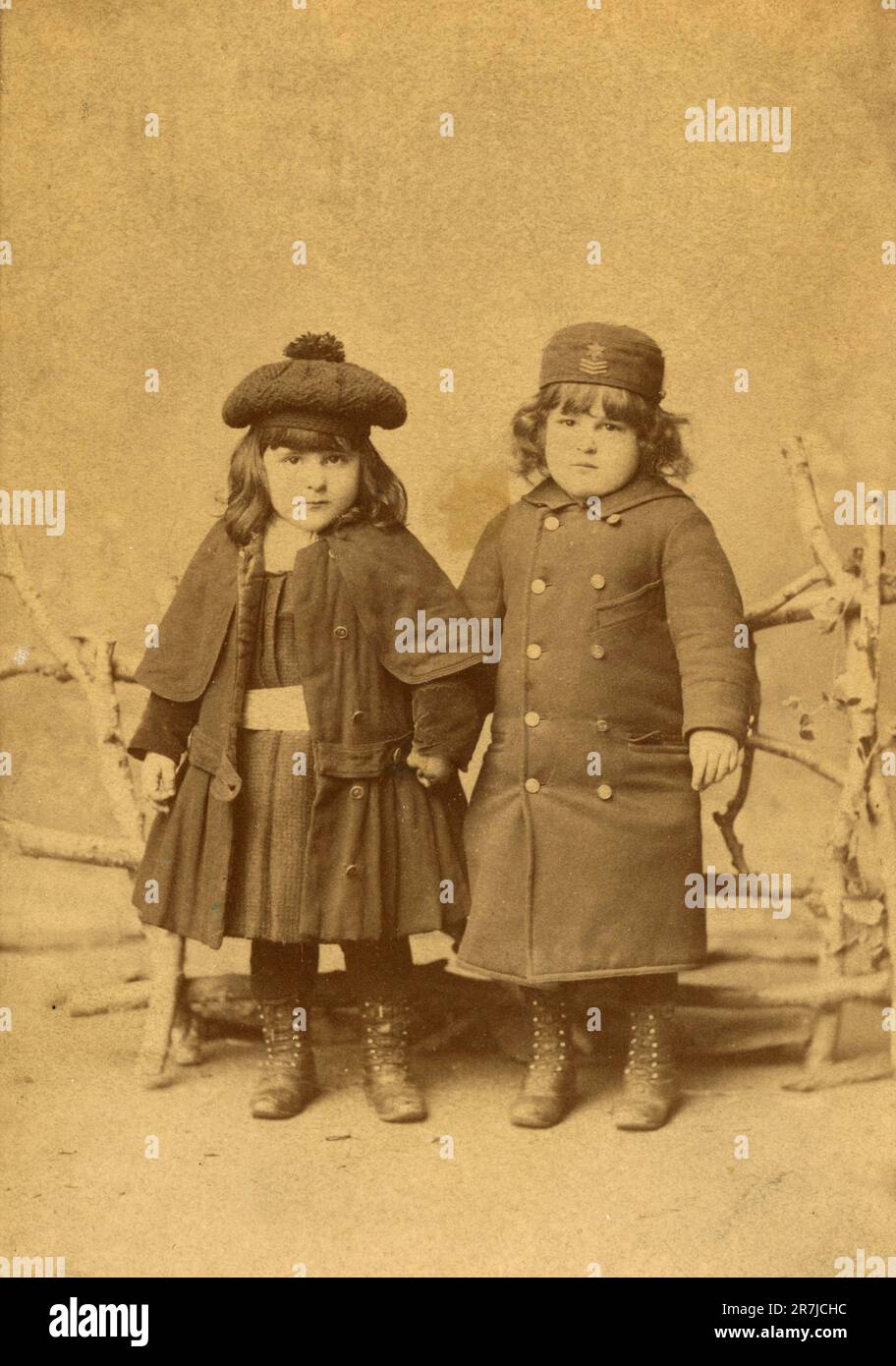 Studio ritratto di due bambine completamente vestito, Austria 1880s Foto Stock