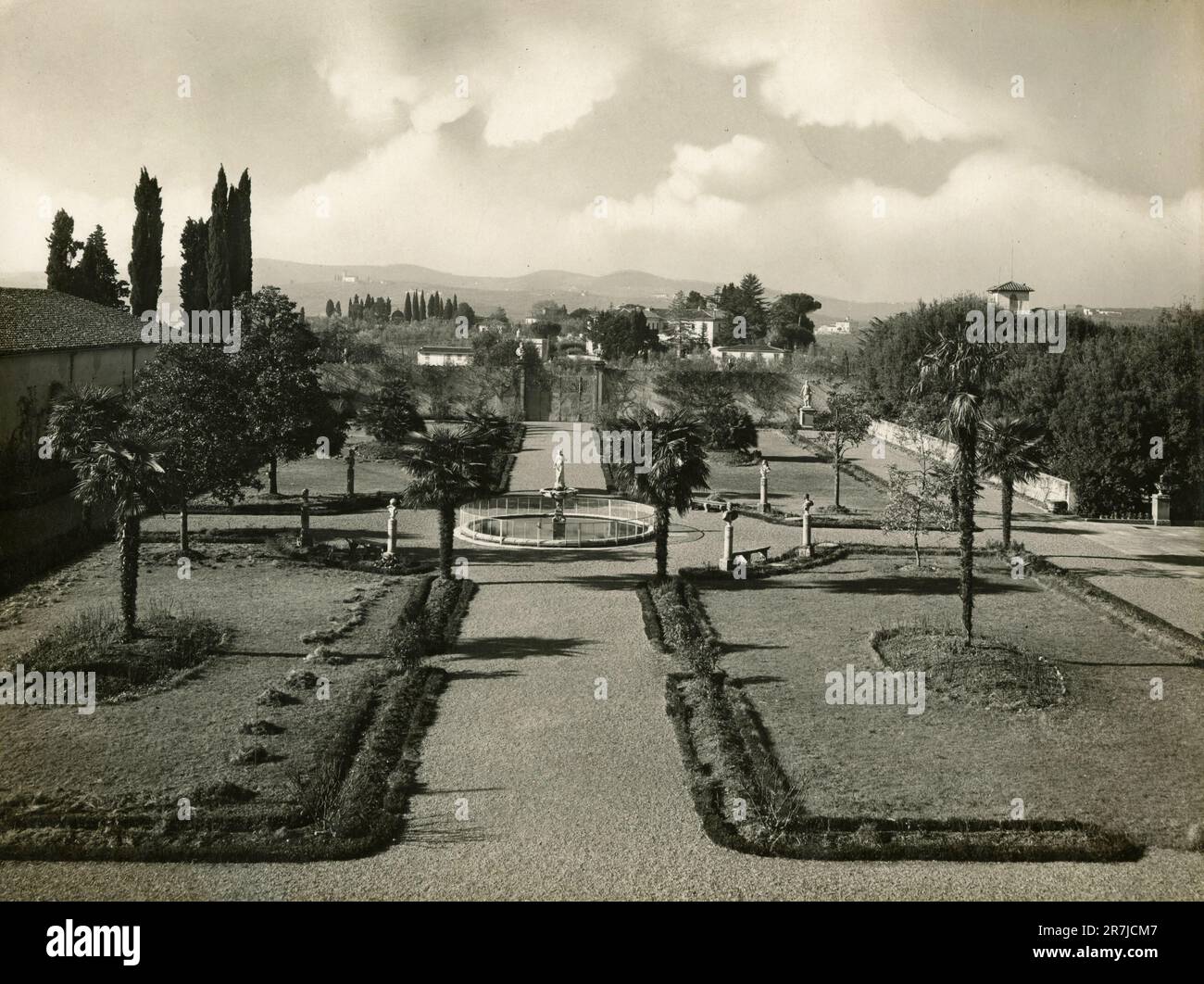 Il giardino all'italiana dell'Istituto SS Annunziata, prima scuola superiore di Firenze 1900s Foto Stock