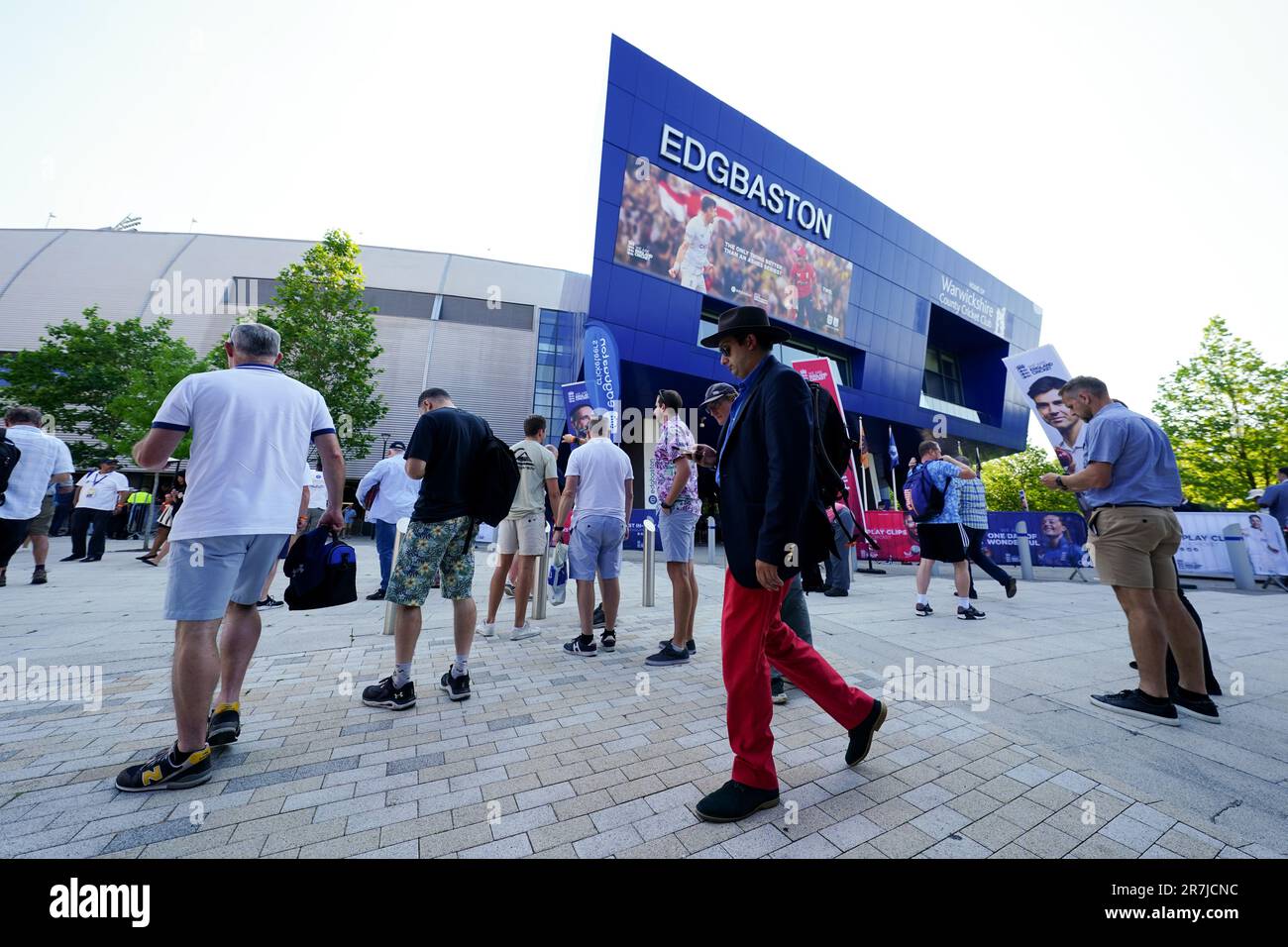 Tifosi in arrivo il primo giorno della prima partita di test Ashes a Edgbaston, Birmingham. Data immagine: Venerdì 16 giugno 2023. Foto Stock