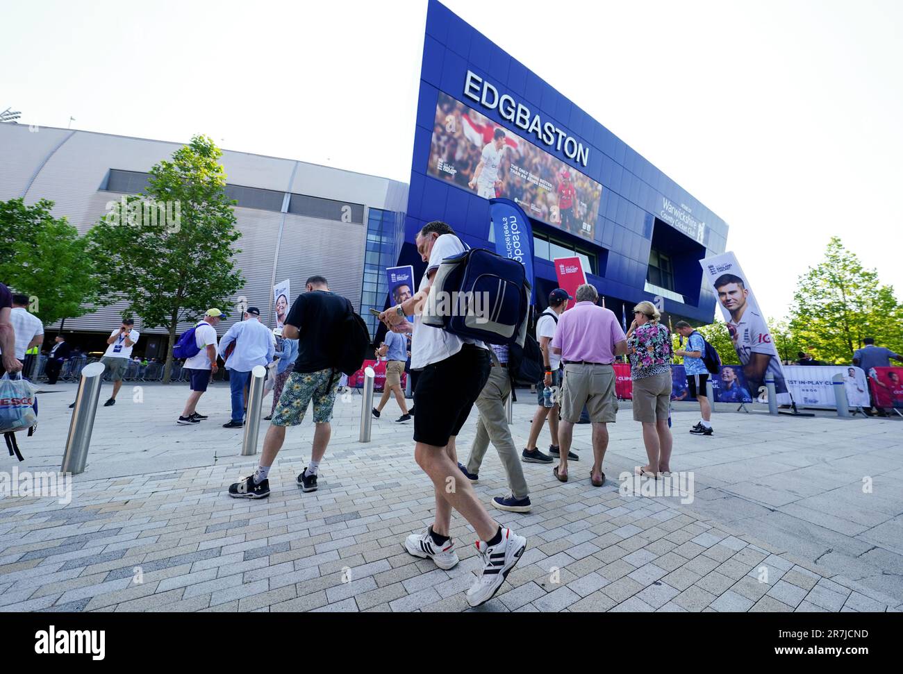 Tifosi in arrivo il primo giorno della prima partita di test Ashes a Edgbaston, Birmingham. Data immagine: Venerdì 16 giugno 2023. Foto Stock