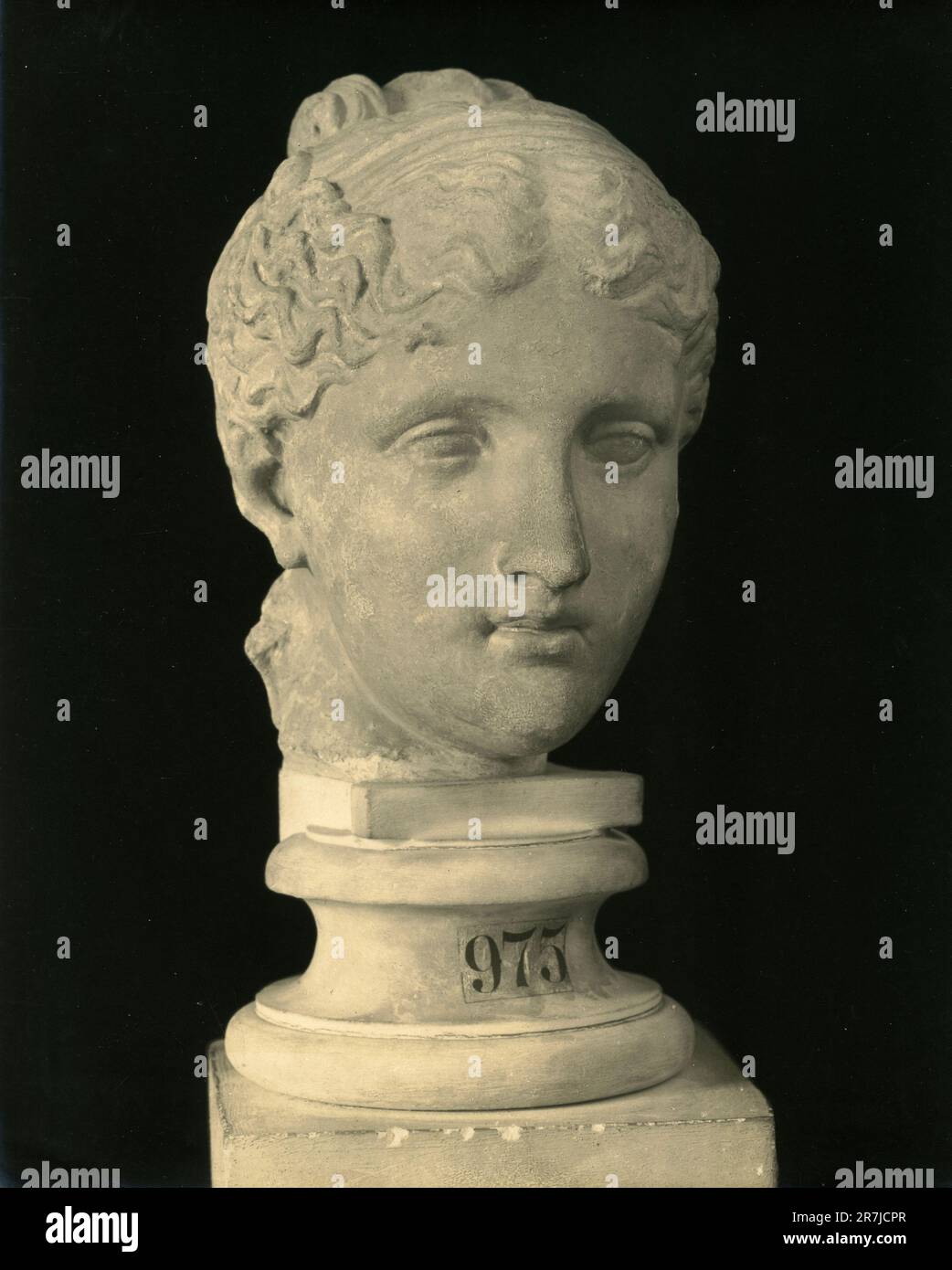 Antica testa marmorea di una Ninfa rinvenuta ad Ostia, Italia 1900s Foto Stock