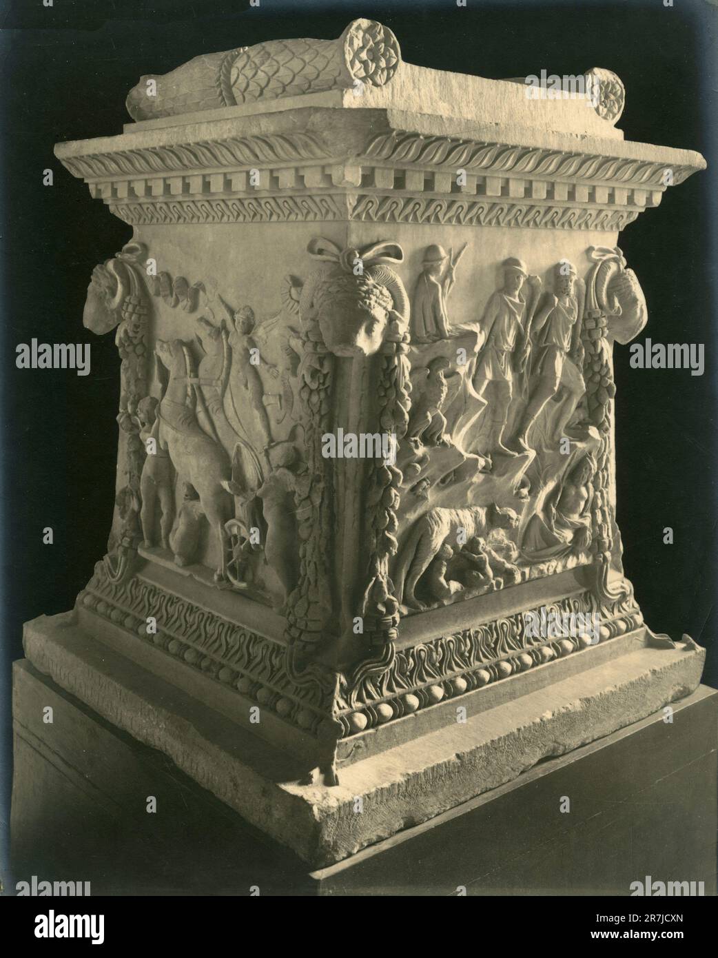 Altare di Venere e Marte, antico marmo romano trovato a Ostia antica, Italia 1900s Foto Stock