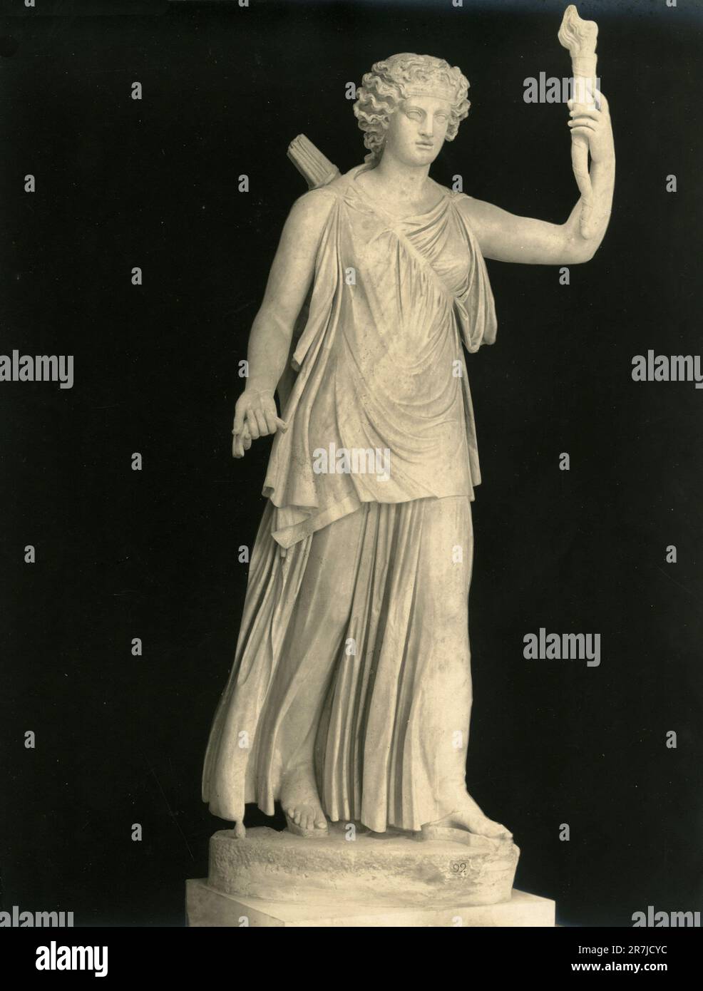 Antica statua marmorea della dea romana Artemis, o Diana Lucifera, Museo Vaticano, Roma, Italia 1900s Foto Stock