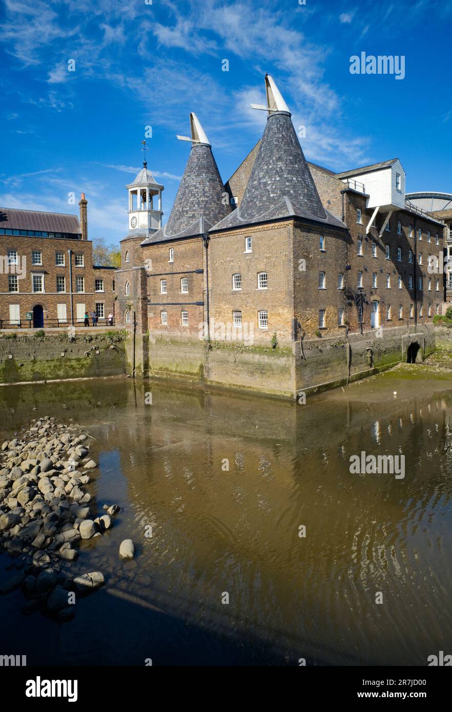Il Clock Mill at Three Mills Island è un mulino di marea vicino a Bow Creek, vicino a Stratford, a Londra Foto Stock