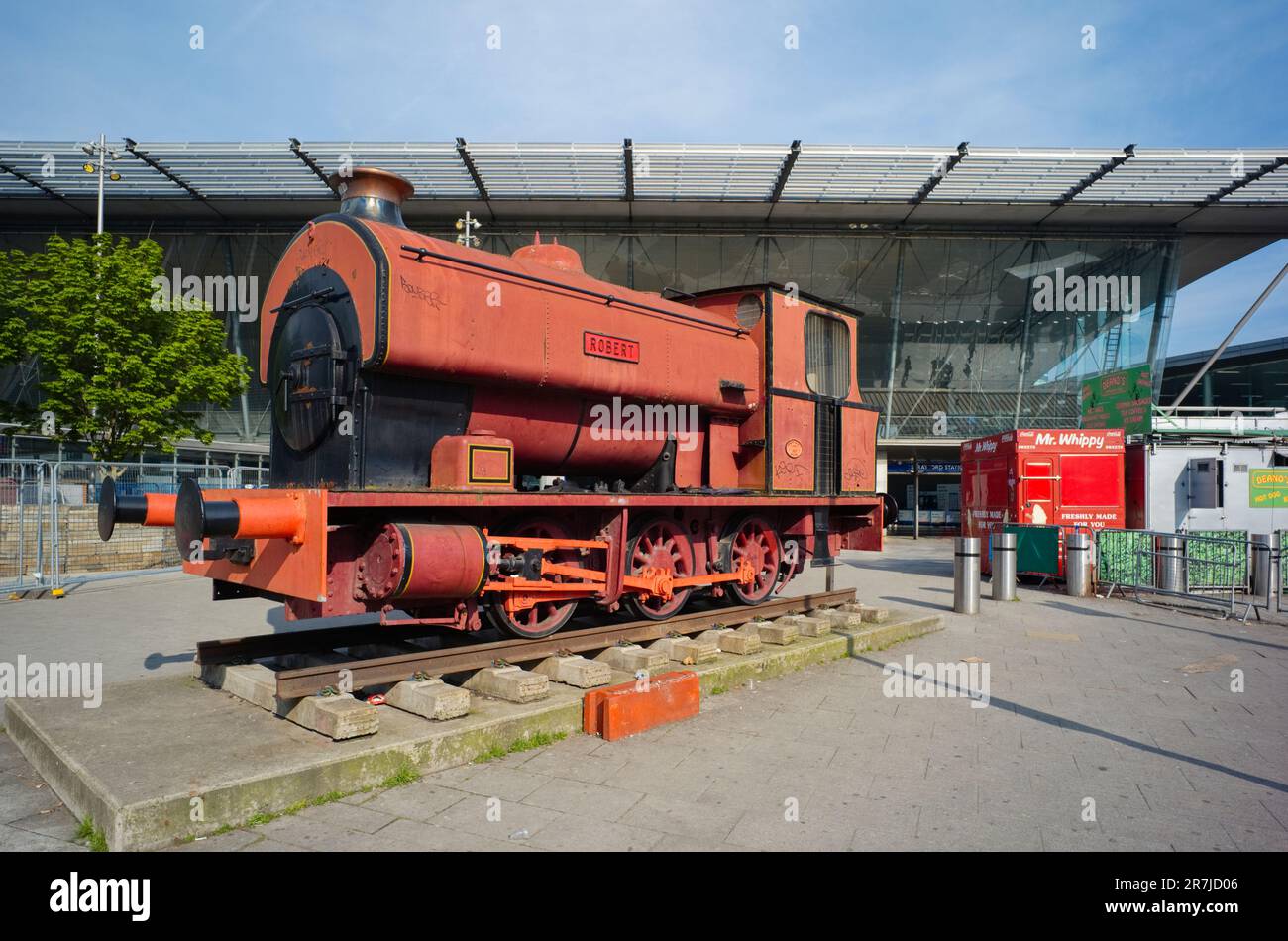 Motore a vapore Saddletank Robert fuori dalla stazione ferroviaria di Stratford, a Londra Foto Stock