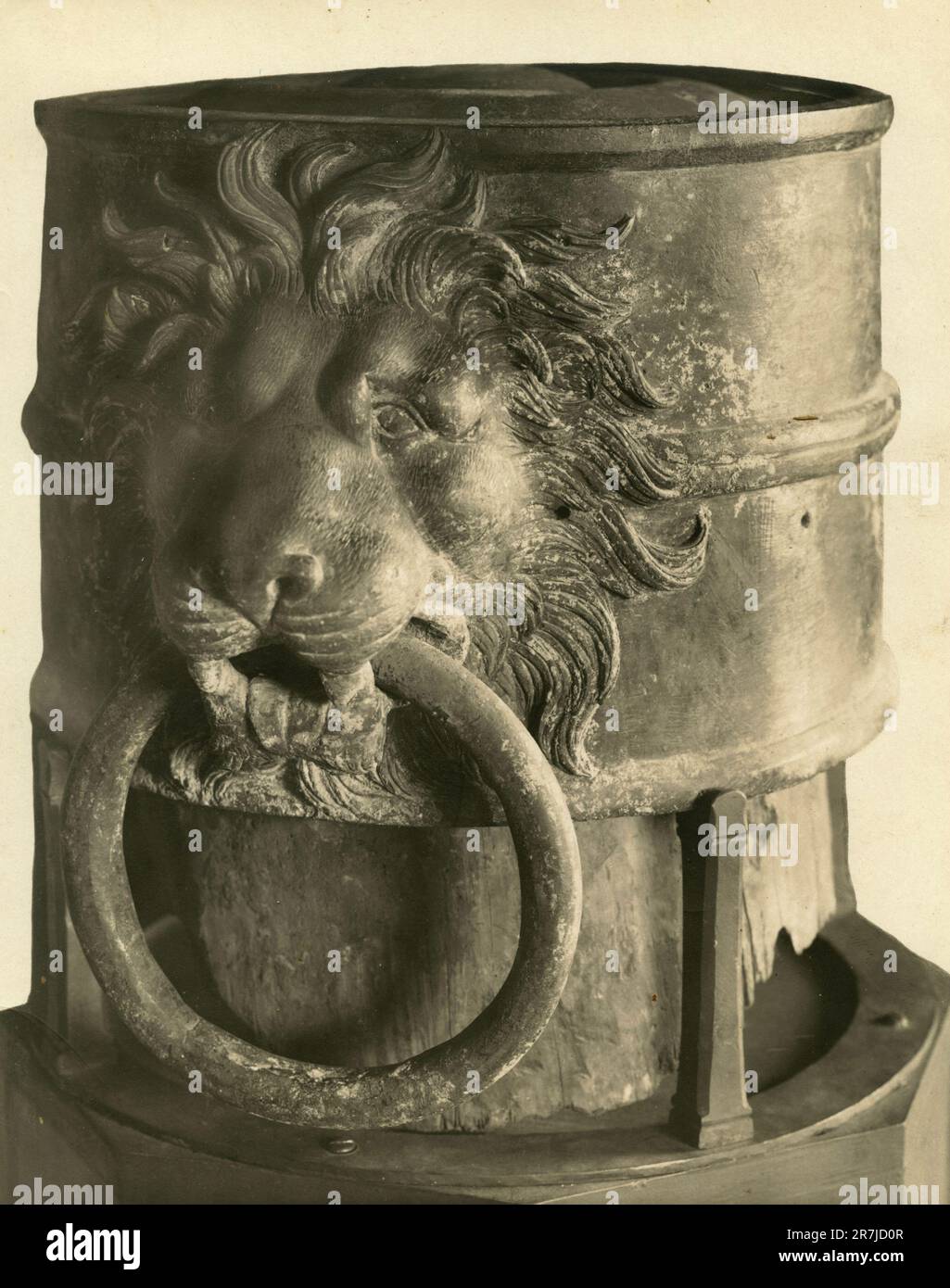 Posto di ormeggio in bronzo dalle antiche navi romane rinvenute nel lago di Nemi, Italia 1900s Foto Stock