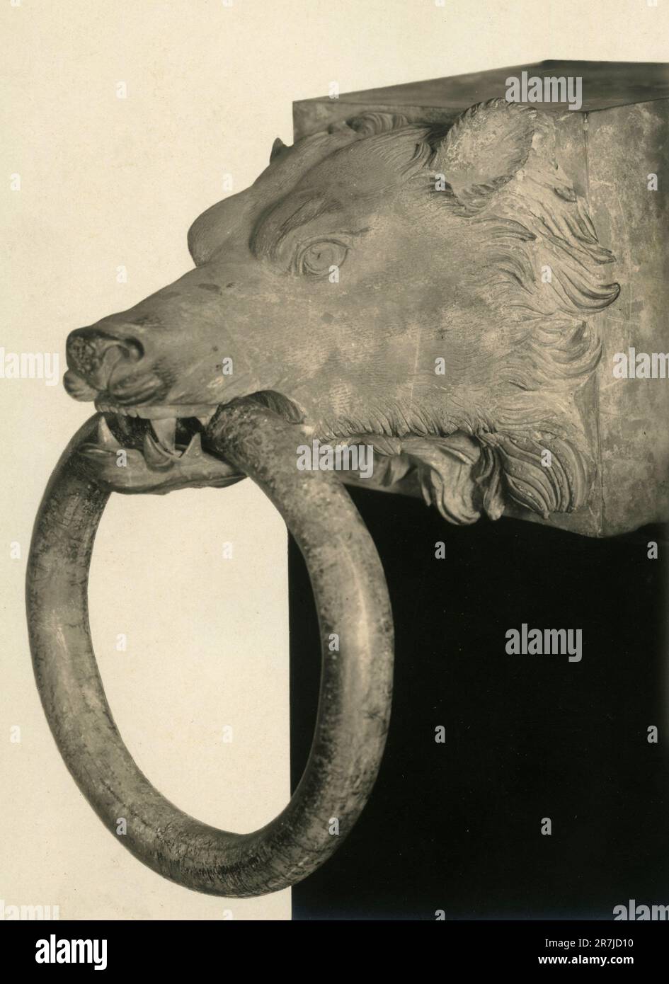 Testa a trave di bronzo con testa di lupo dalle antiche navi romane rinvenute nel lago di Nemi, Italia 1900s Foto Stock