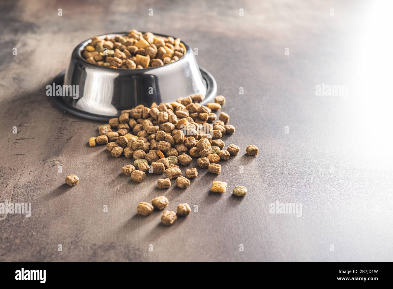 Pappe per animali domestici a secco. Cibo per cani o gatti sul vecchio tavolo. Foto Stock