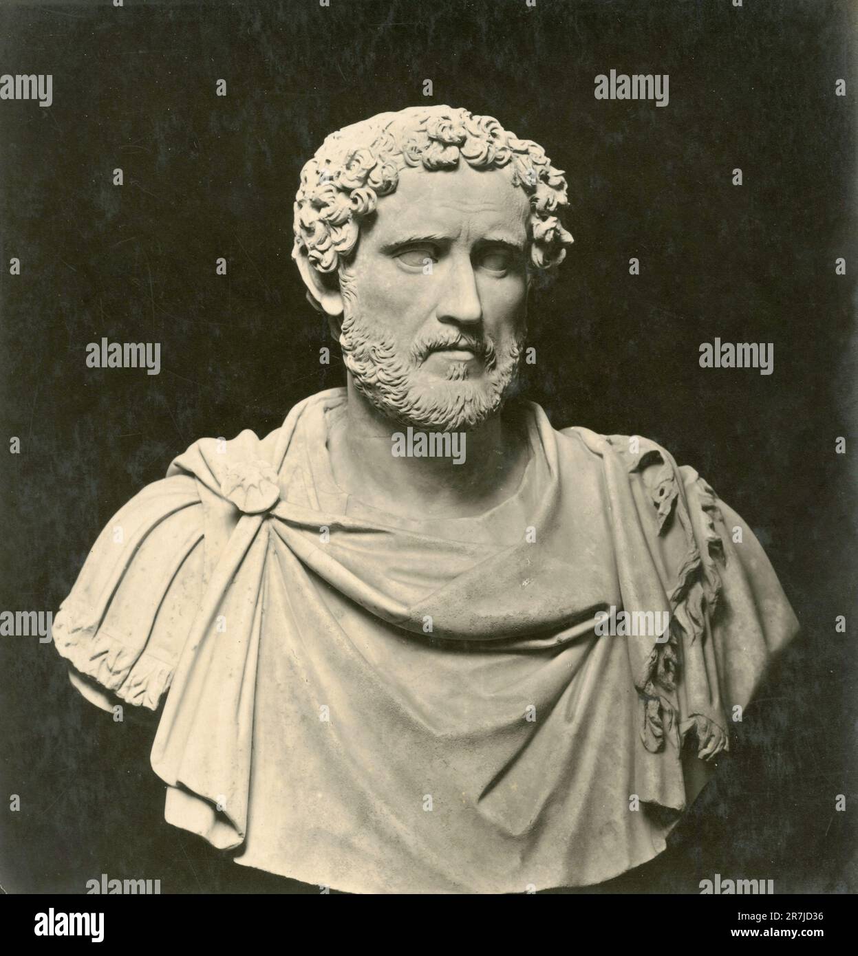 Antica statua in busto di marmo dell'imperatore romano Antonino Pio, Italia 1900s Foto Stock