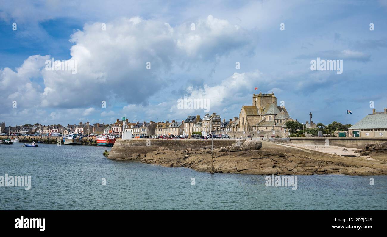 porto del villaggio di pescatori di Pituresque di Barfleur sulla penisola del Cotentin con vista dell'antica chiesa di Nicolas de Barfleur, dipartimento della Manica, Foto Stock