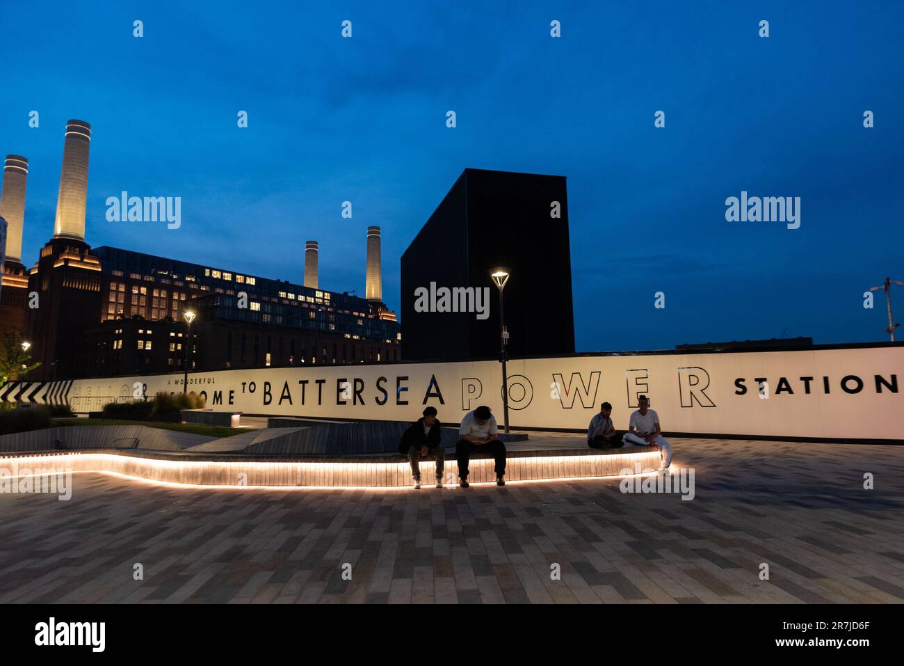 Battersea Power Station, e l'accesso al piazzale della metropolitana di Londra. Nuova stazione. Persone fuori dall'ingresso della stazione Foto Stock