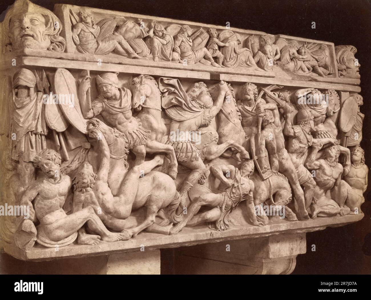 Antico sarcofago di marmo romano con scena di battaglia tra Romani e Galli, Italia 1890s Foto Stock