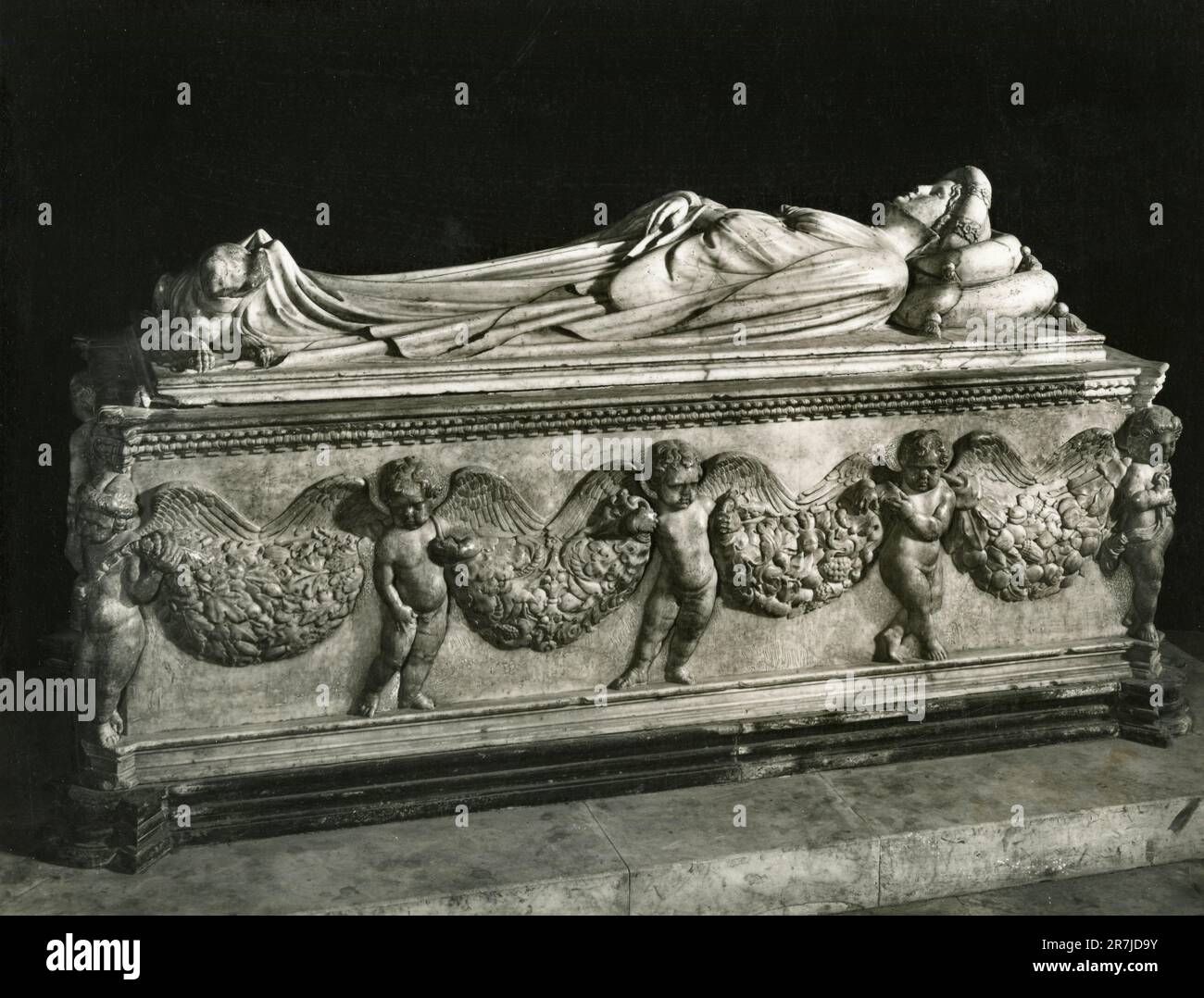 Tomba in marmo scolpito di Ilaria del Carretto, opere dell'artista italiano Iacopo della quercia, cattedrale di Lucca, Italia 1900s Foto Stock