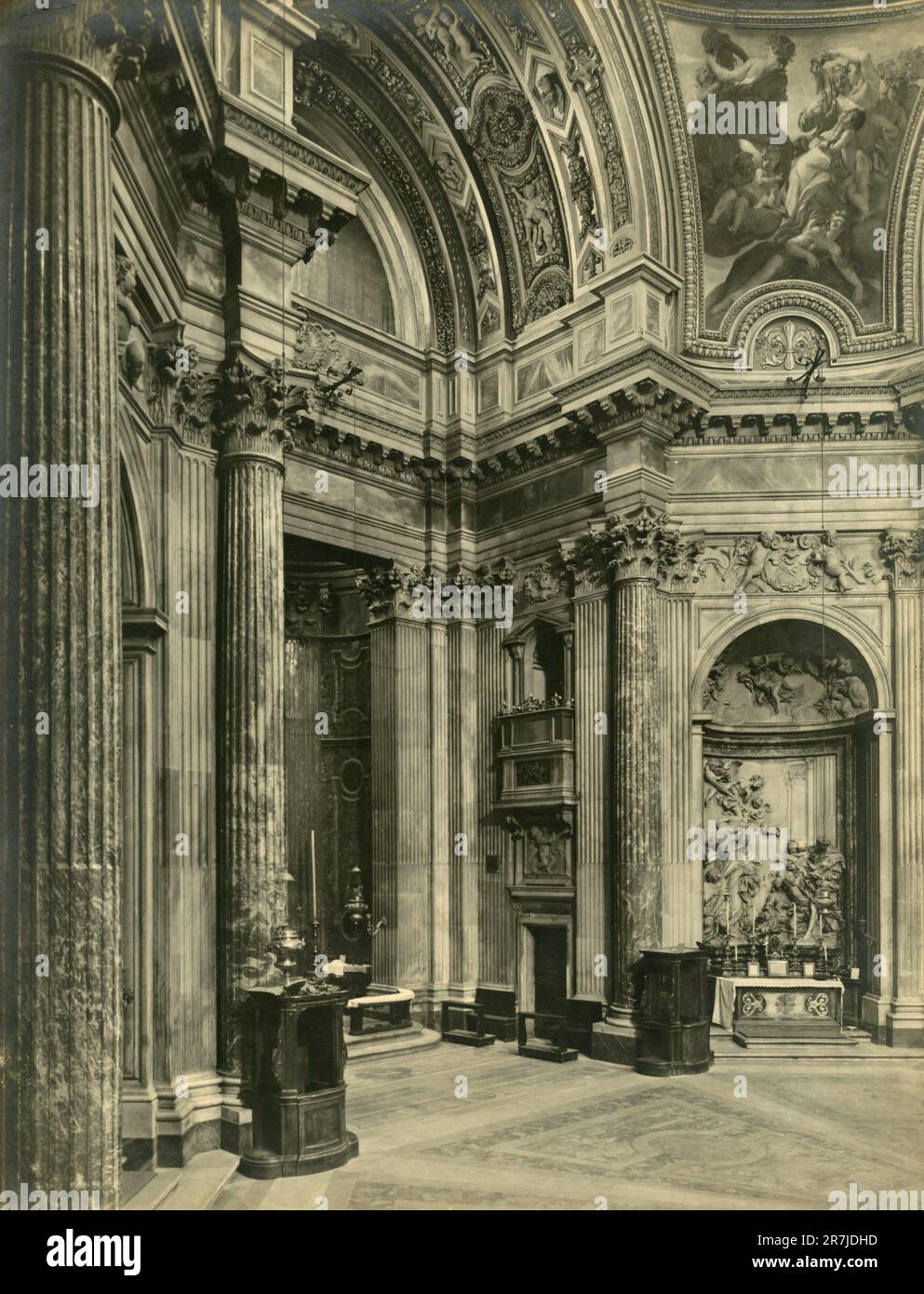 Vista interna della croce della chiesa, dell'architetto italiano Girolamo Rainaldi, chiesa di S. Agnese in Piazza Navona, Roma, Italia 1900s Foto Stock