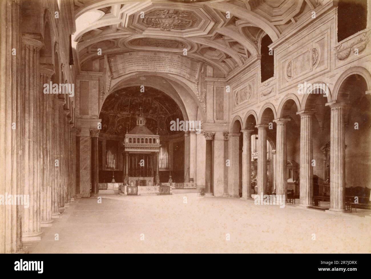 Vista interna dei capitelli romani e dorici nella chiesa di San Pietro in vincoli, Roma, Italia 1880s Foto Stock