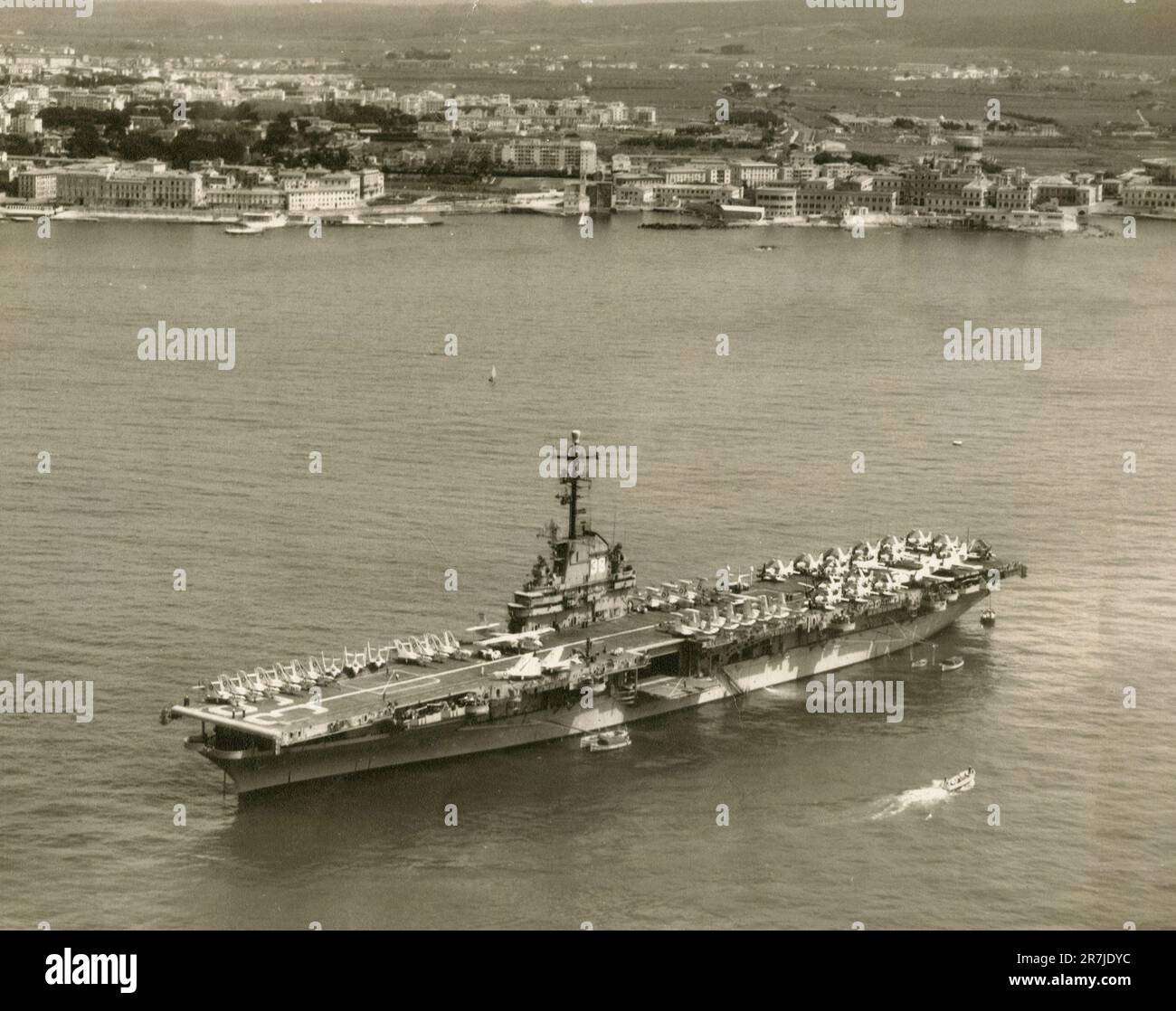 Portaerei USS Lake Champlain di classe Essex all'ancora, USA 1950s Foto Stock