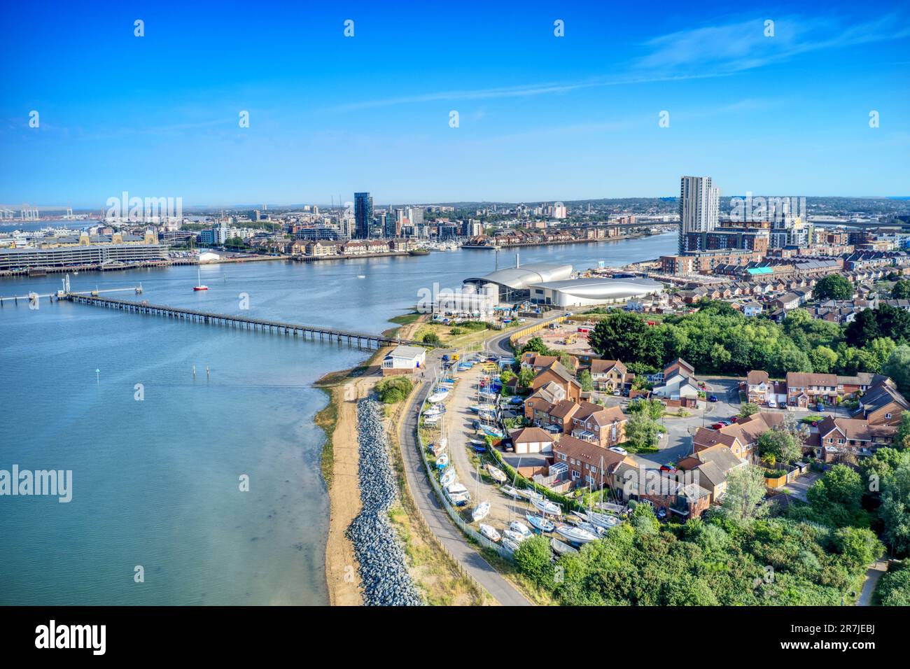 Fiume Itchen a Southampton Hampshire veduta aerea da Woolston vicino al club di vela. Foto Stock