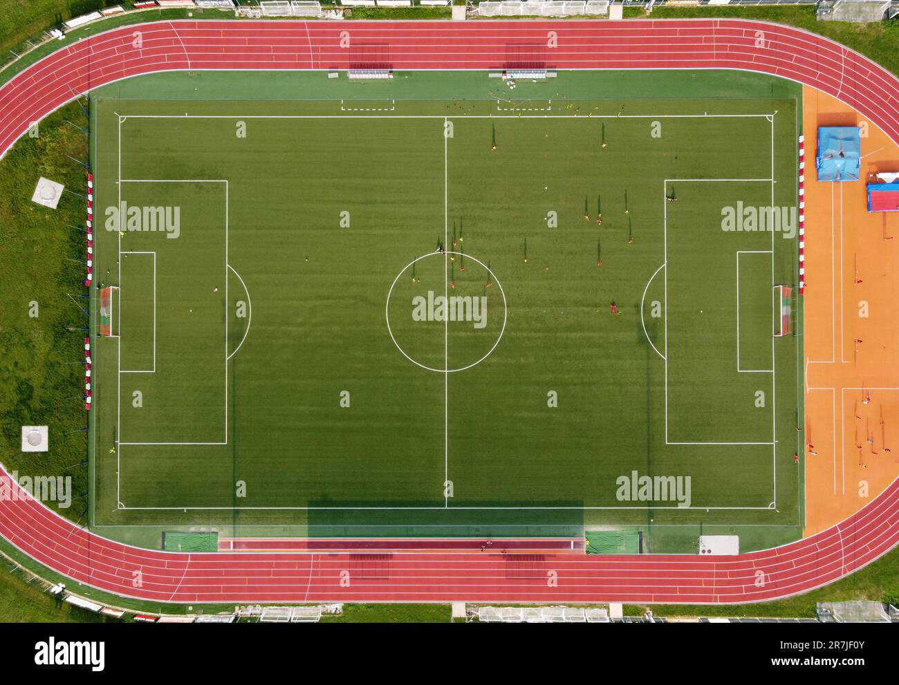Vista aerea dall'alto del campo sportivo per il gioco di calcio con giocatori che corrono su erba verde Foto Stock