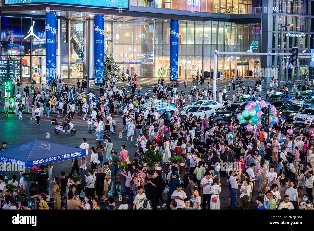 Changsha. 7th giugno, 2023. Questa foto scattata il 7 giugno 2023 mostra i turisti che visitano la Huangxing Road a Changsha, la provincia di Hunan della Cina centrale. Changsha è una città fluviale con abbondanti risorse turistiche e patrimonio culturale nella Cina centrale. L'apertura della città alla diversità e alla disposizione a favore del progresso hanno contribuito notevolmente alla sua particolare fiducia culturale. Credit: Notizie dal vivo su Chen Sihan/Xinhua/Alamy Foto Stock