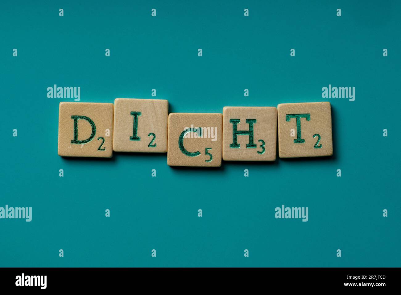 Le lettere di legno che compongono la parola dicht (olandese per chiuso) su sfondo blu. Foto Stock