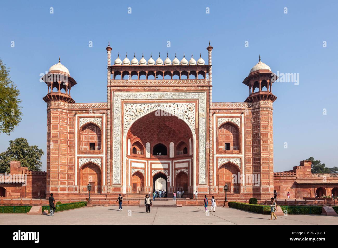 Agra, India - 16 novembre 2011: La gente visita Darwaza i Rauza, la grande porta del Taj Mahal ad Agra, Utttar Pradesh, India. Foto Stock