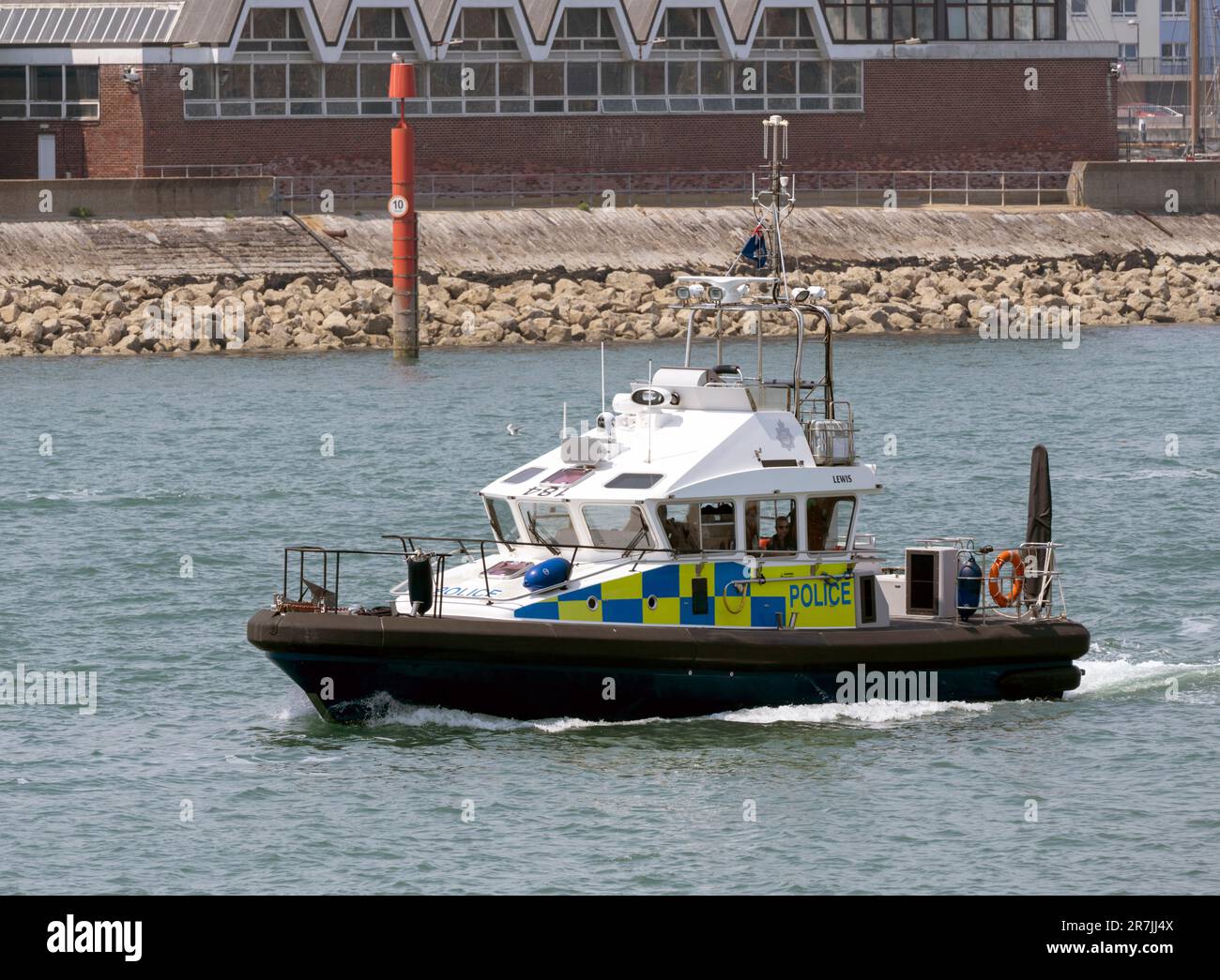Lancio della polizia Lewis - un lancio di classe isolana della polizia mod all'ingresso del porto di Portsmouth, Portsmouth, Hampshire, Inghilterra, Regno Unito Foto Stock