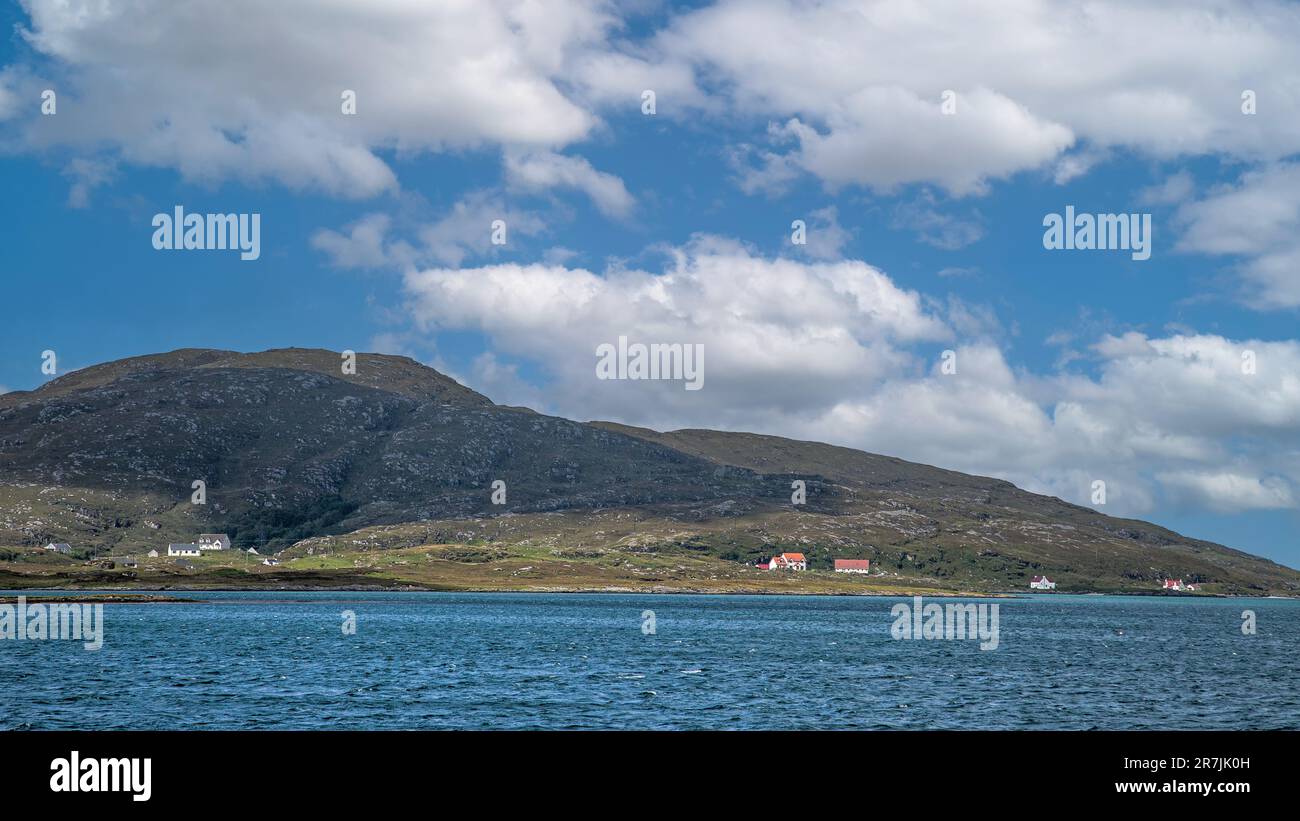 Case sparse sulla costa di Eriskay viste da The Sound of barra, Ebridi, Ebridi esterne, Isole occidentali, Scozia, Regno Unito Foto Stock