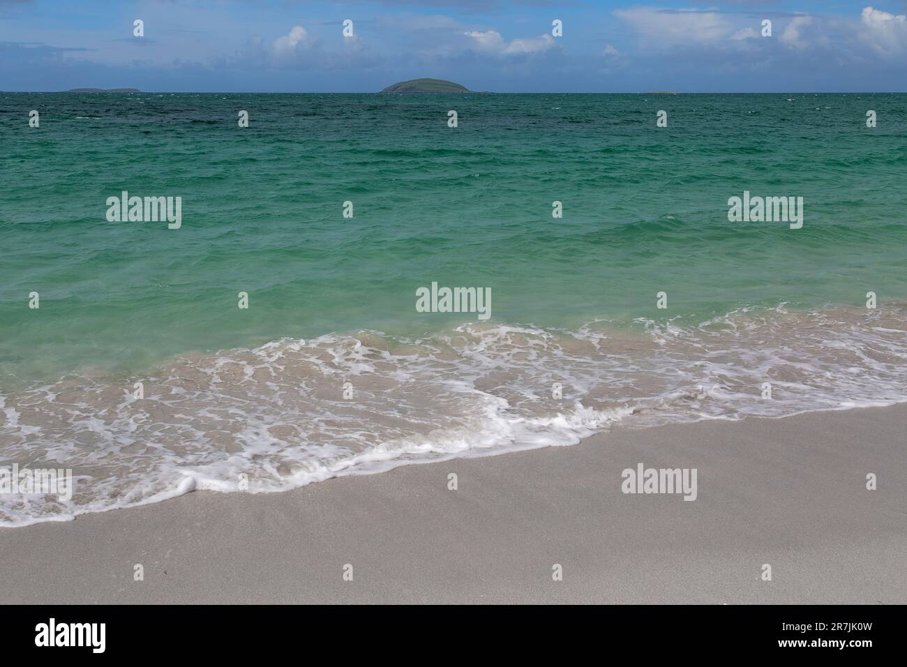 Vista sul mare da Prince's Beach o Bonnie Prince Charlie's Bay su Sound of barra fino a Lingeigh, Eriskay, Ebridi esterne, Scozia, Regno Unito Foto Stock