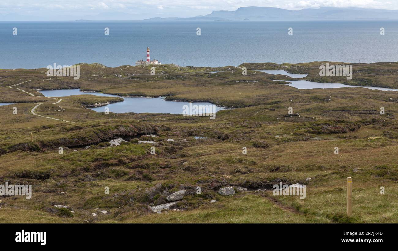 Vista sulle montagne da Beinn Scorabhaig al faro di Eilean Glas e all'isola di Skye, Scalpay of Harris, Ebridi esterne, Scozia, Regno Unito Foto Stock