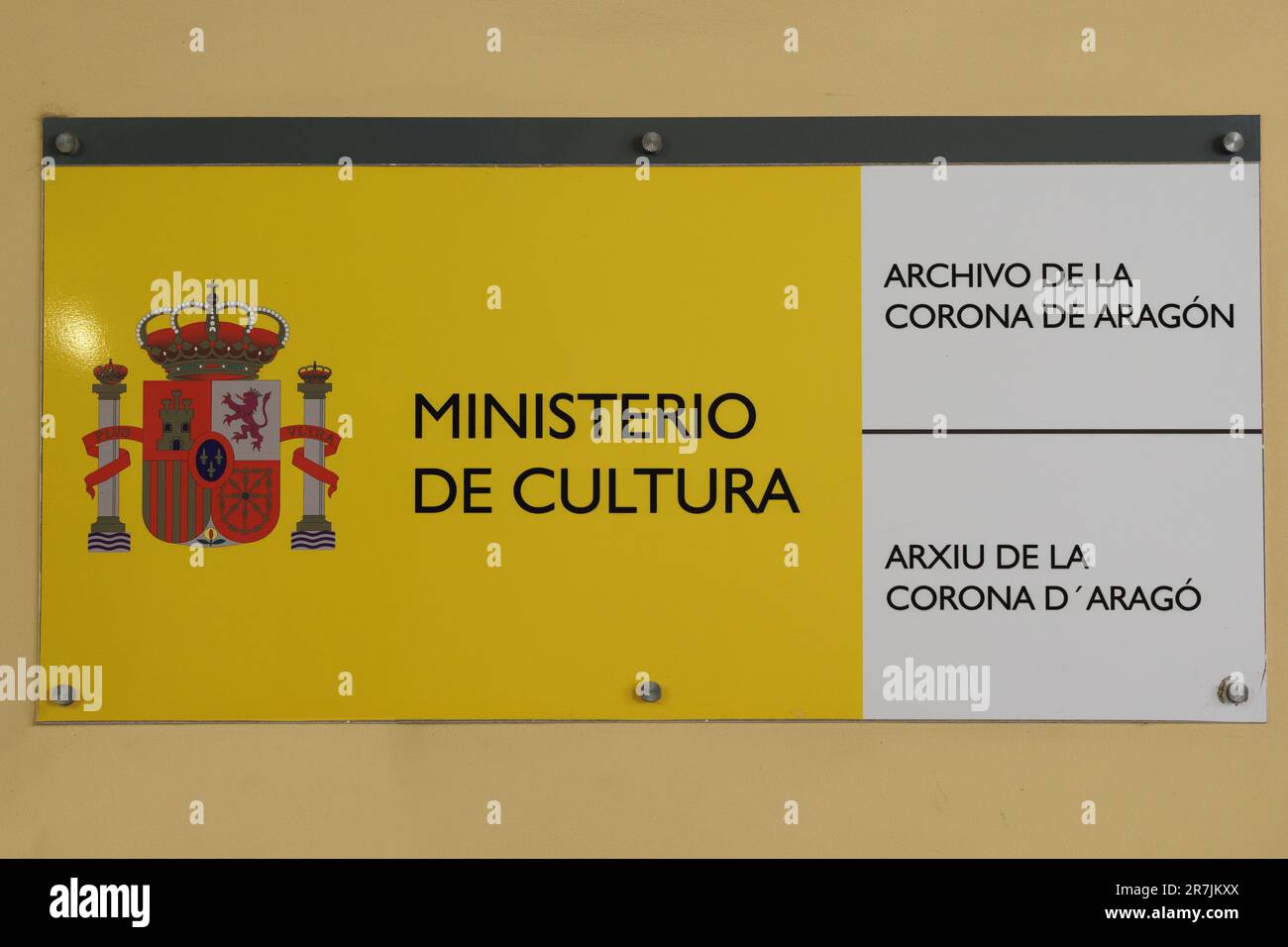 Targa e simbolo del cortile del Palau del lloctinent, sede dell'Archivio di Stato e della Corona d'Aragona nel quartiere gotico, Spagna. Foto Stock